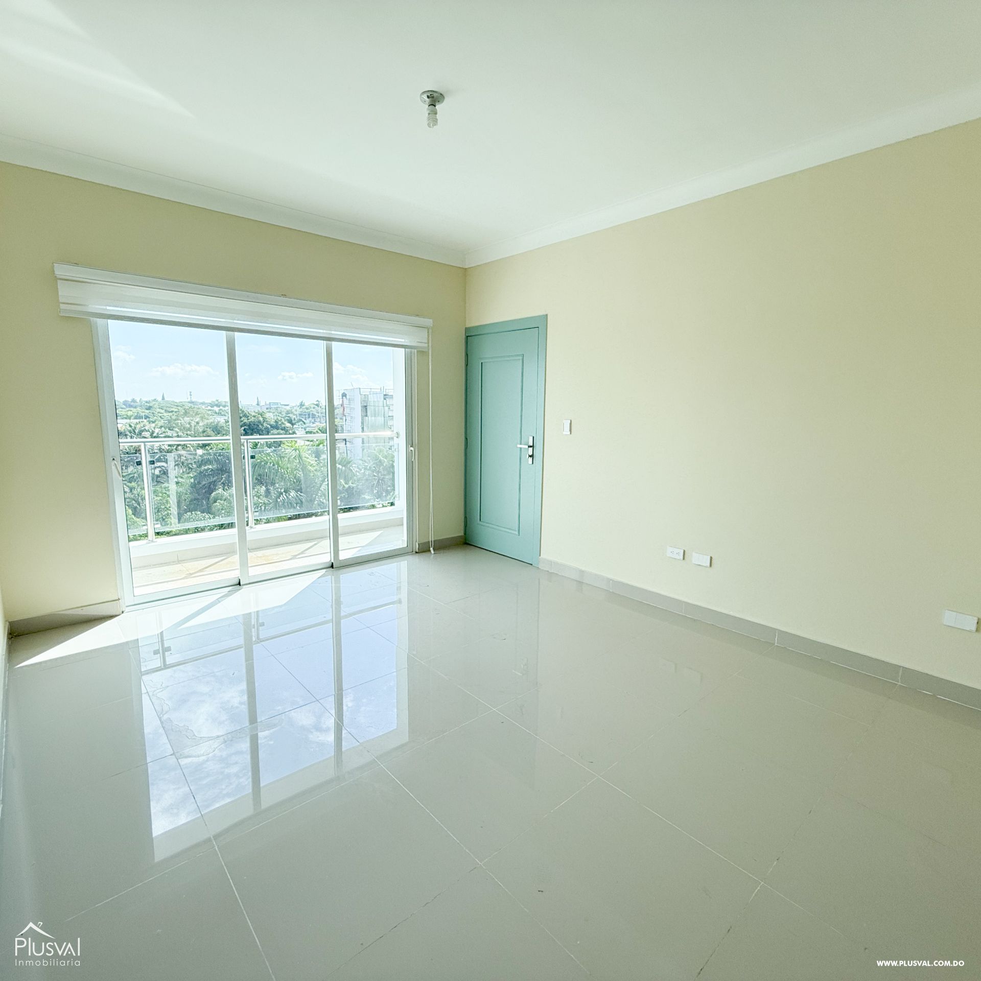 Venta de apartamento en Exclusiva Área de Santiago con parqueos techados. 397830