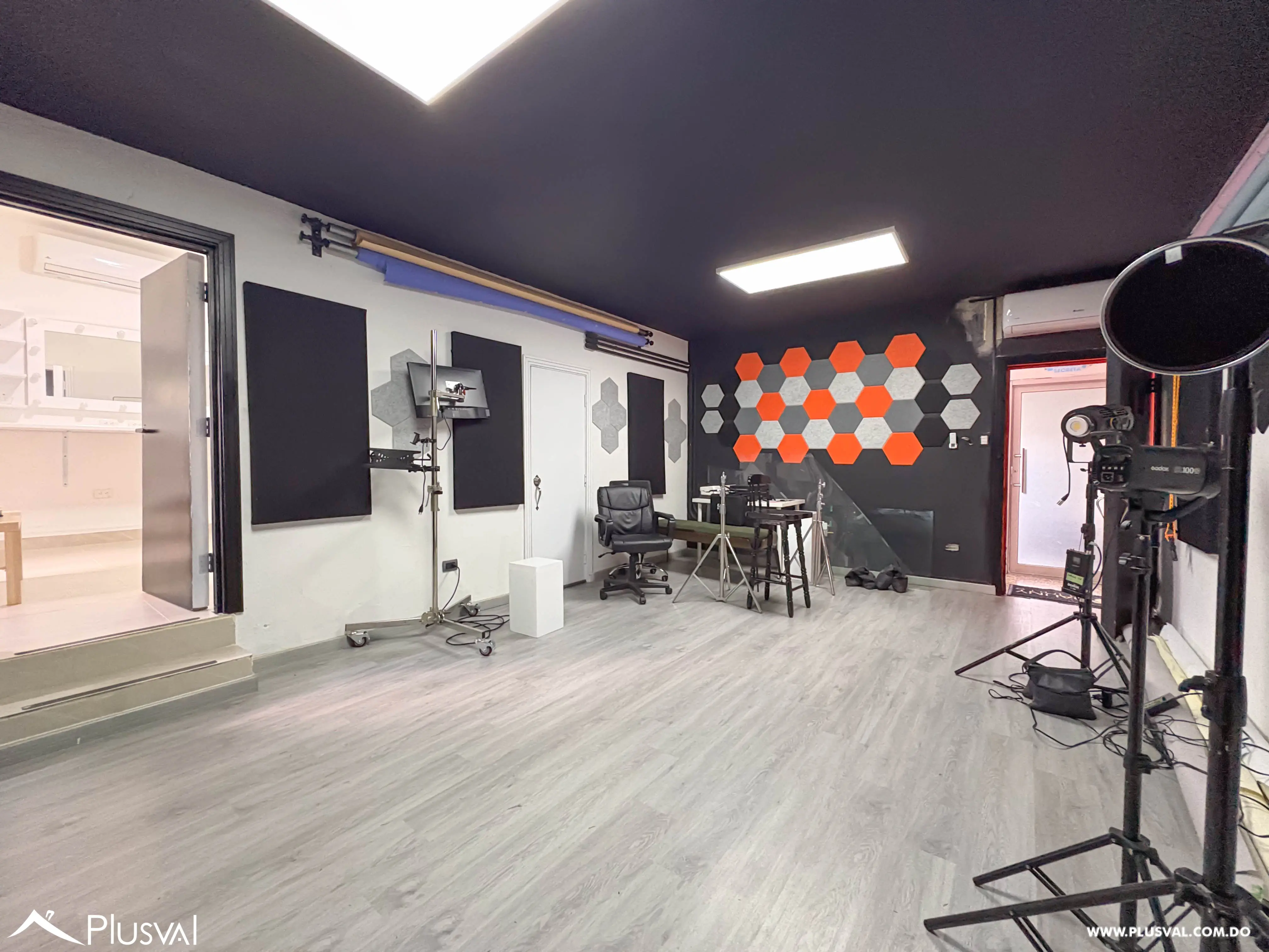 Propiedad Comercial de 2 Niveles en Arroyo Hondo con Patio y Oficinas 495701