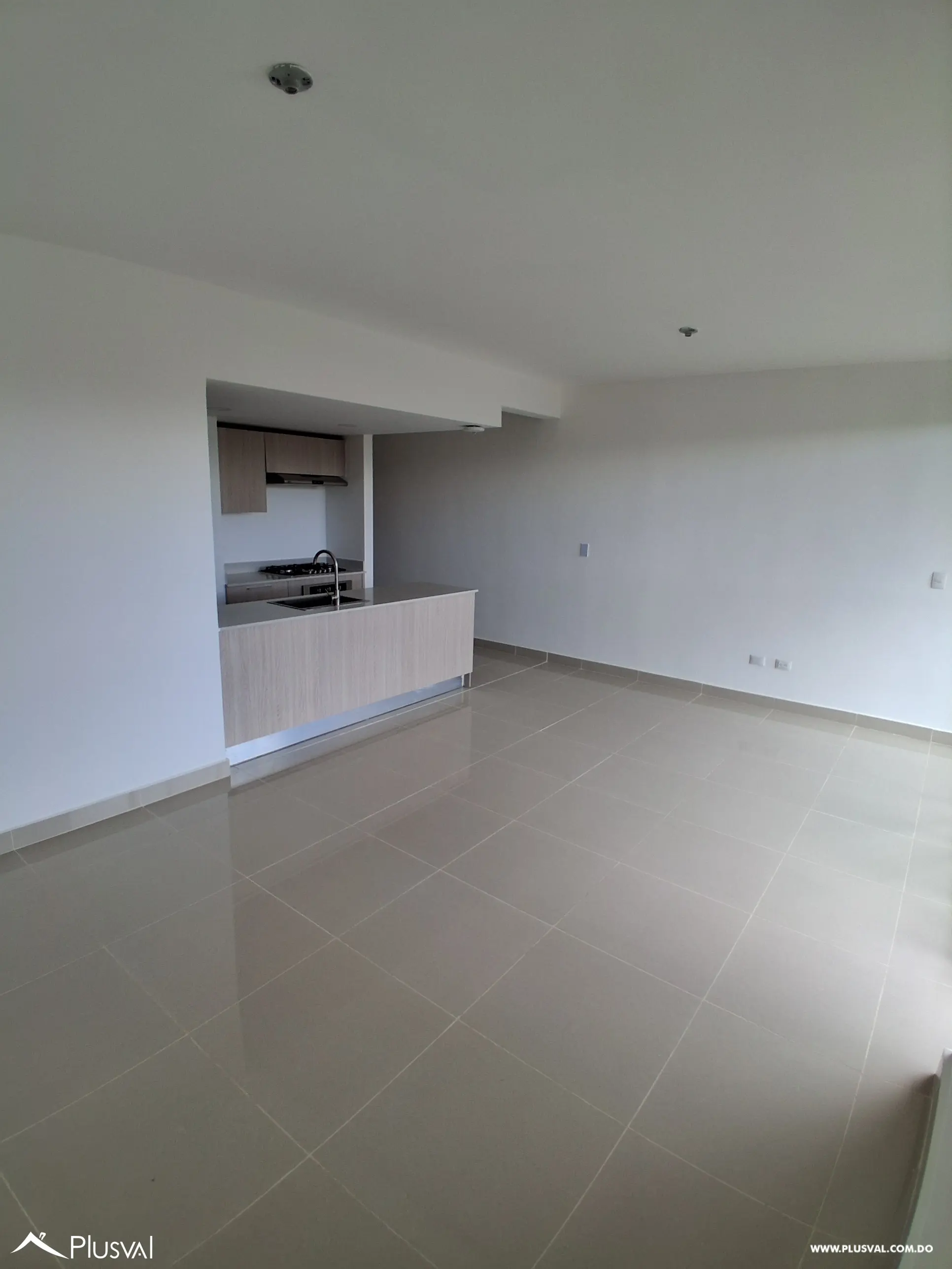 Alquiler de Amplio Apartamento de 3 Habitaciones y Estudio en la Ave. Hispanoaméricana 487360