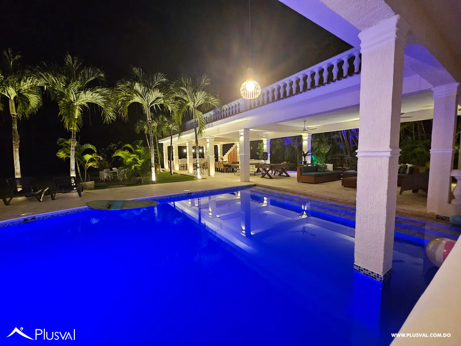 ¡Invierte en el Paraíso! Villa de Ensueño con Piscina y Amplio Patio 510093