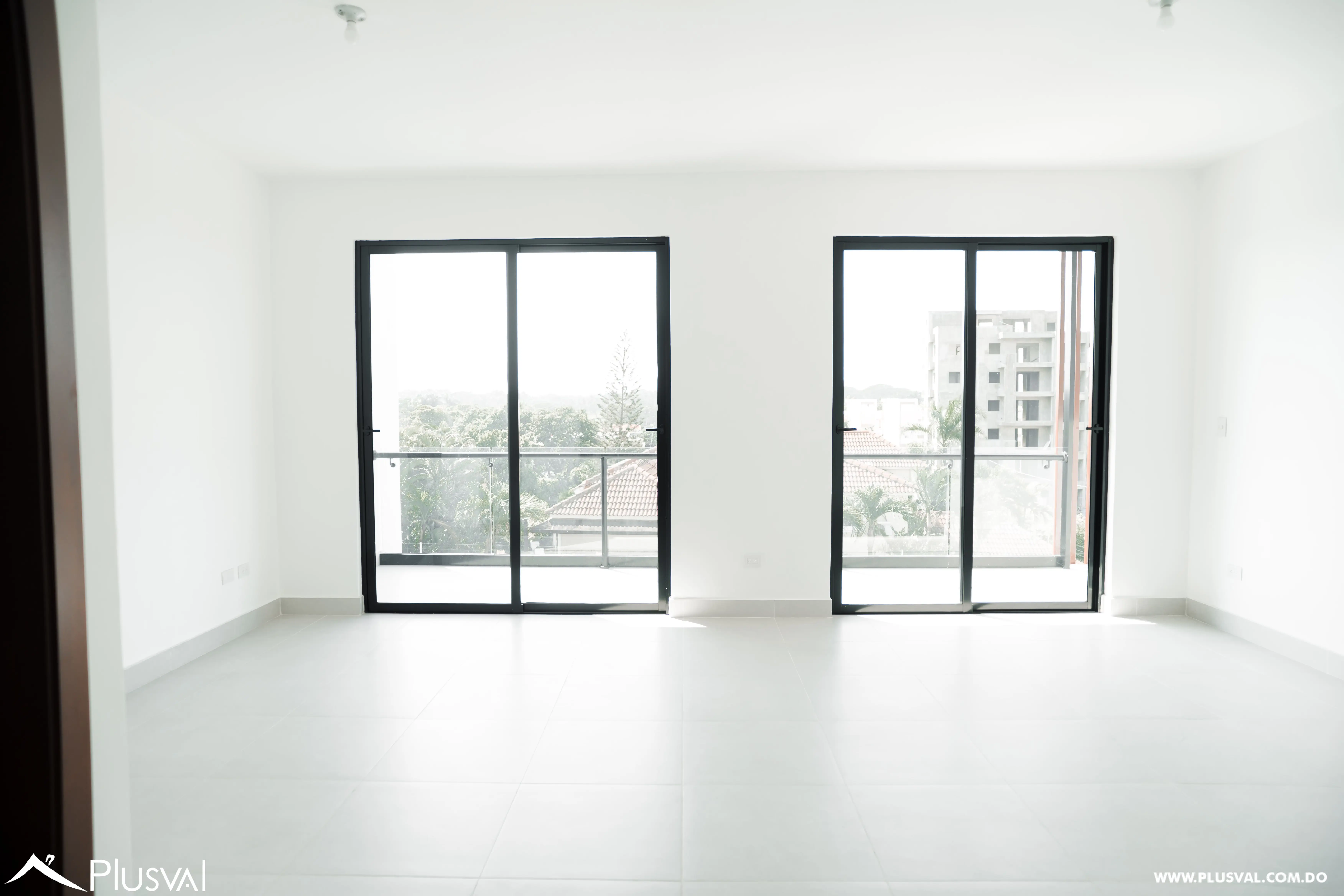 Moderno Apartamento de Tres Habitaciones en Alquiler 492348