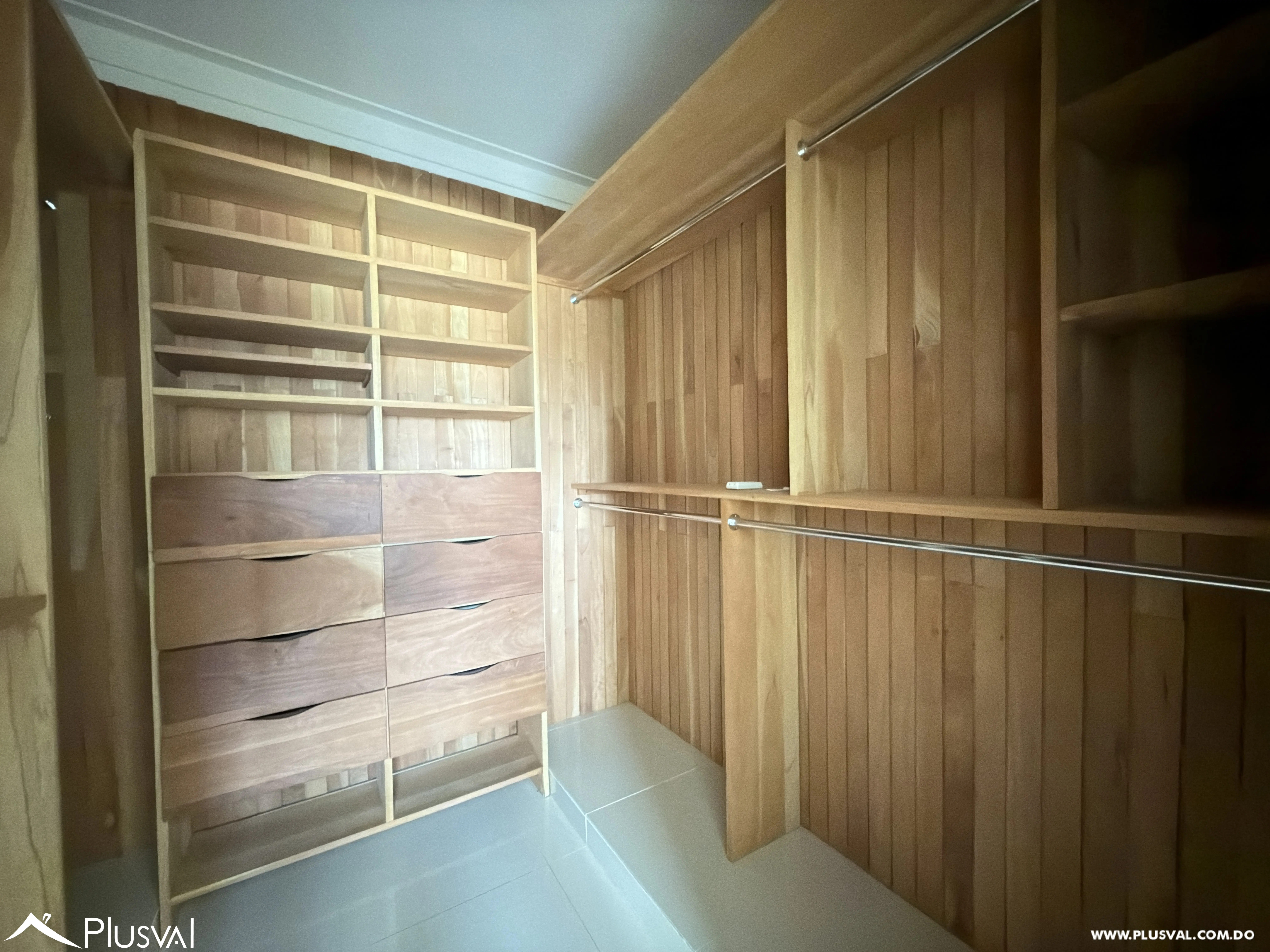 ALQUILER de amplio apartamento de 3 Habitaciones y 4 Parqueos en LOS CACICAZGOS 528862