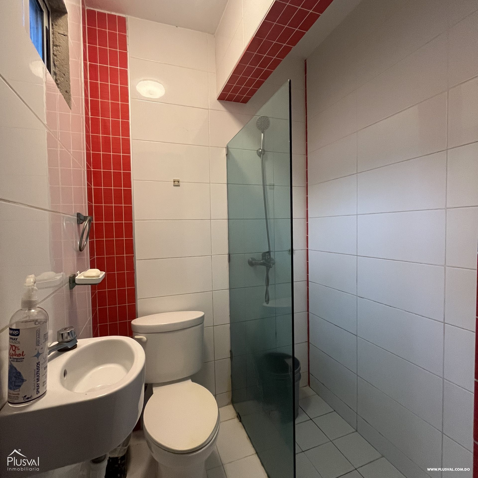 Casa en venta en calle comercial con espacios bien amplios 390890