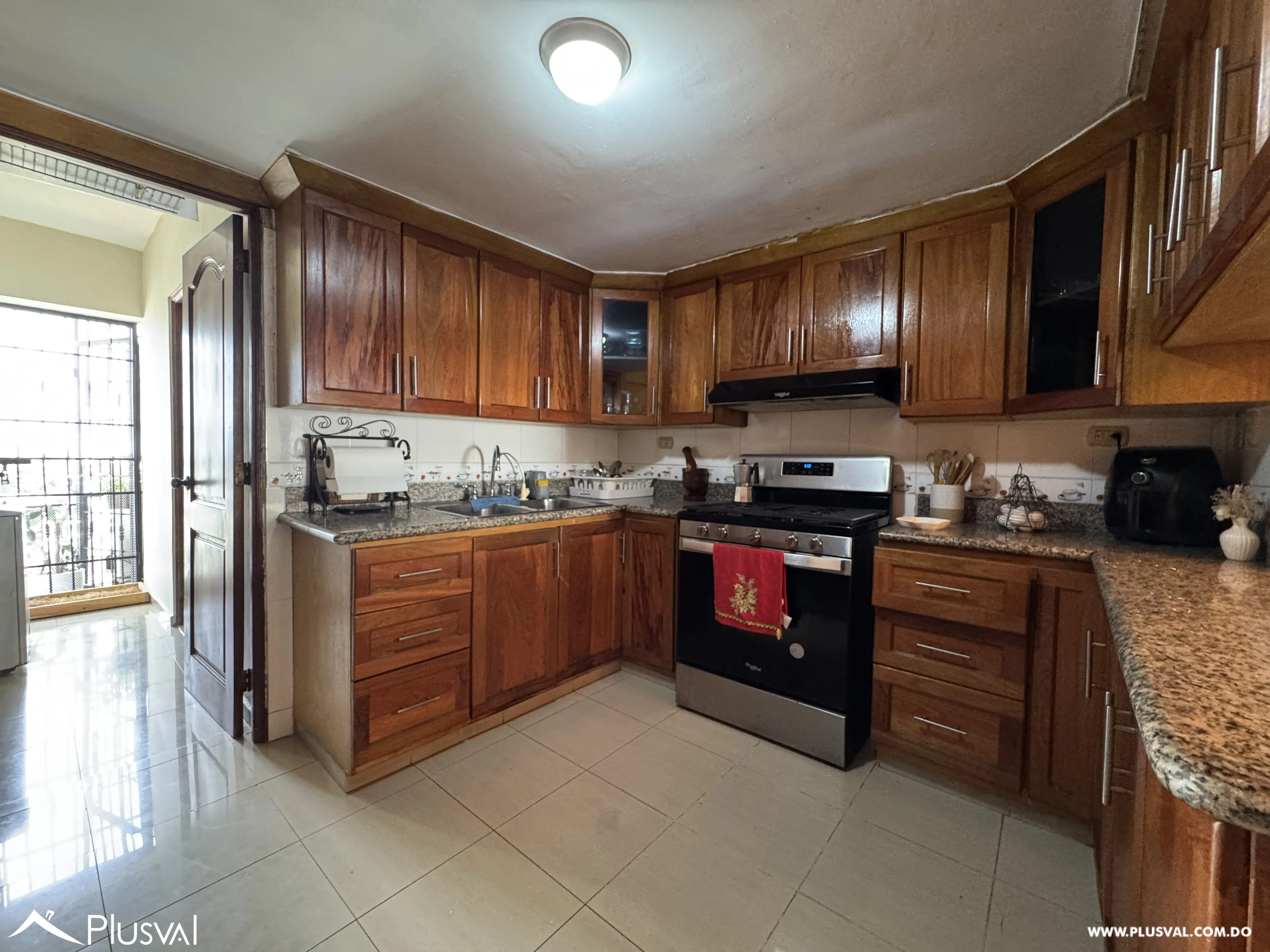 Apartamento en venta en Evaristo Morales | 3 habitaciones con baño, 2 parqueos, piso alto 498299