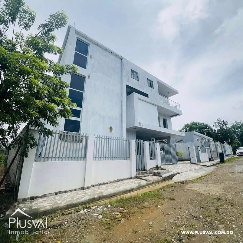 Casa familiar de 3 niveles con piscina en San Francisco de Macorís 436154