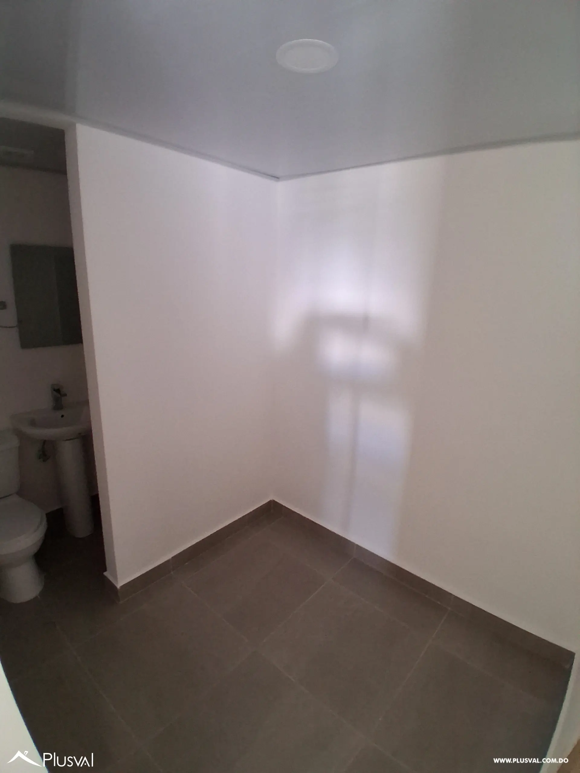 Alquiler de Amplio Apartamento de 3 Habitaciones y Estudio en la Ave. Hispanoaméricana 487358