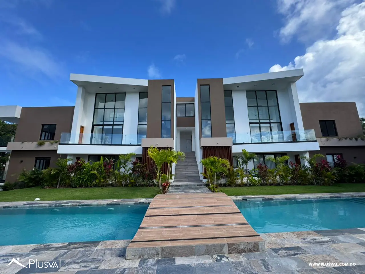 Apartamento en primer nivel con patio y balcón frontal en Cabarete 483707