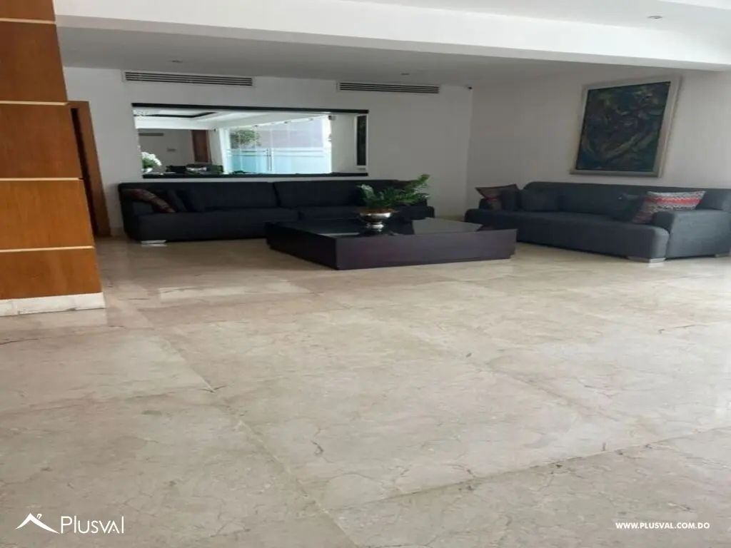 Se alquila amplio apartamento de 3 habitaciones y 2 parqueos. 469423