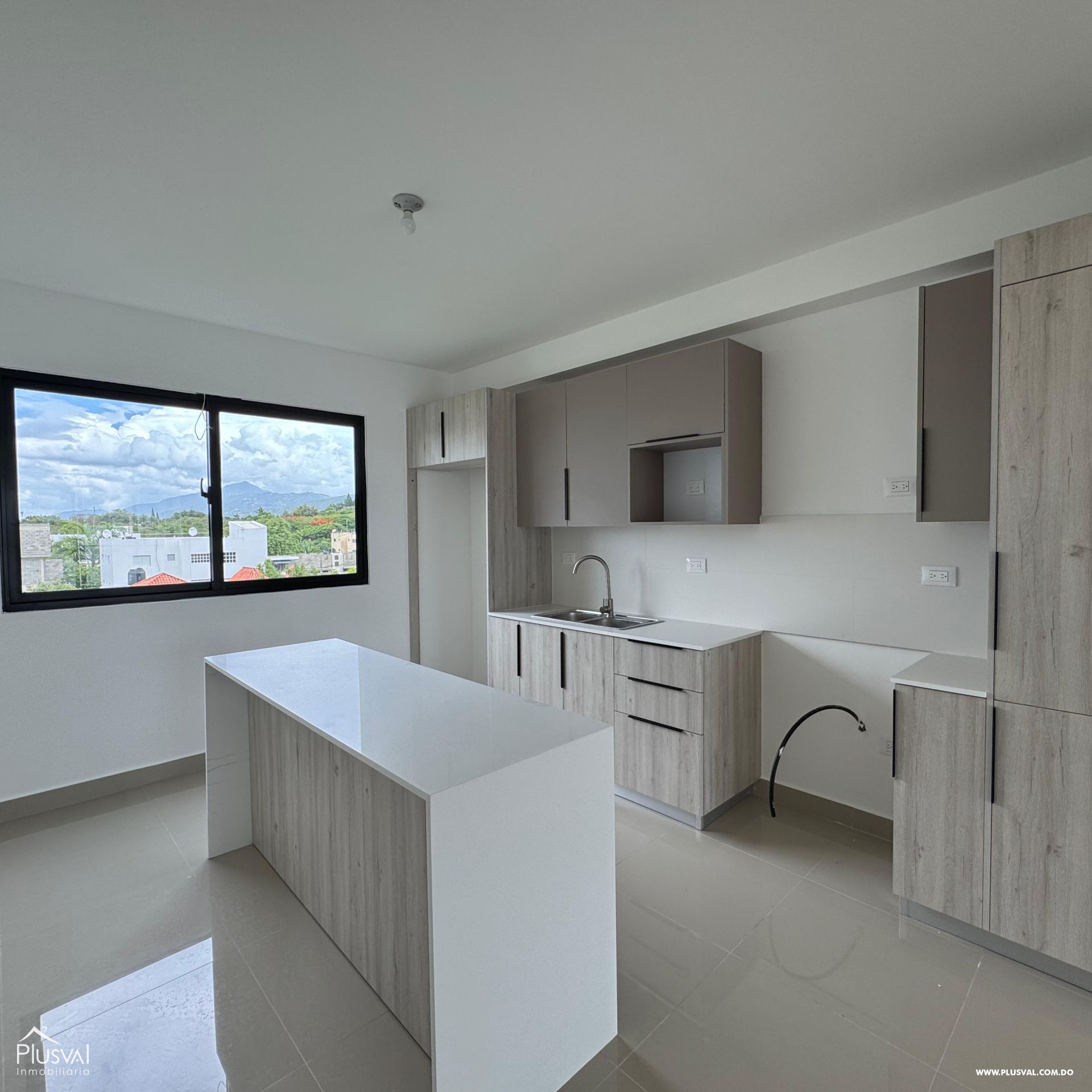 Amplio apartamento residencial ubicado en un 4to nivel con terraza, ideal para los amantes de la naturaleza y de la cordillera. 501312