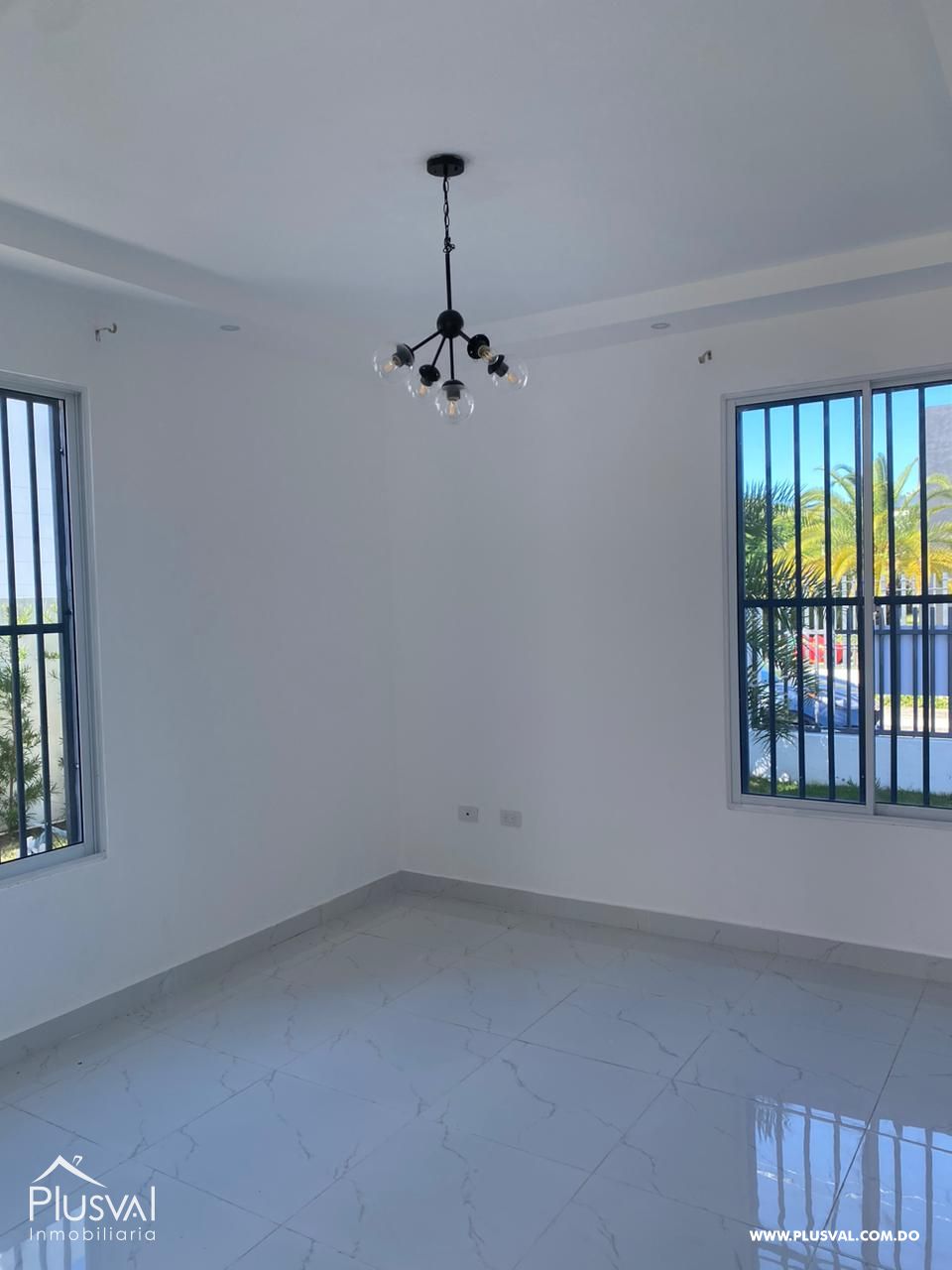 Casa Moderna de Dos Niveles en Complejo Cerrado con Diseño Funcional y Patio 483962