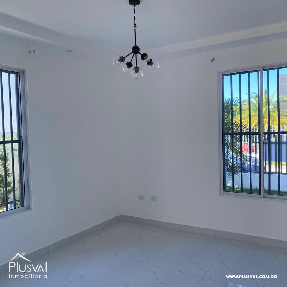 Casa Moderna de Dos Niveles en Complejo Cerrado con Diseño Funcional y Patio 483962