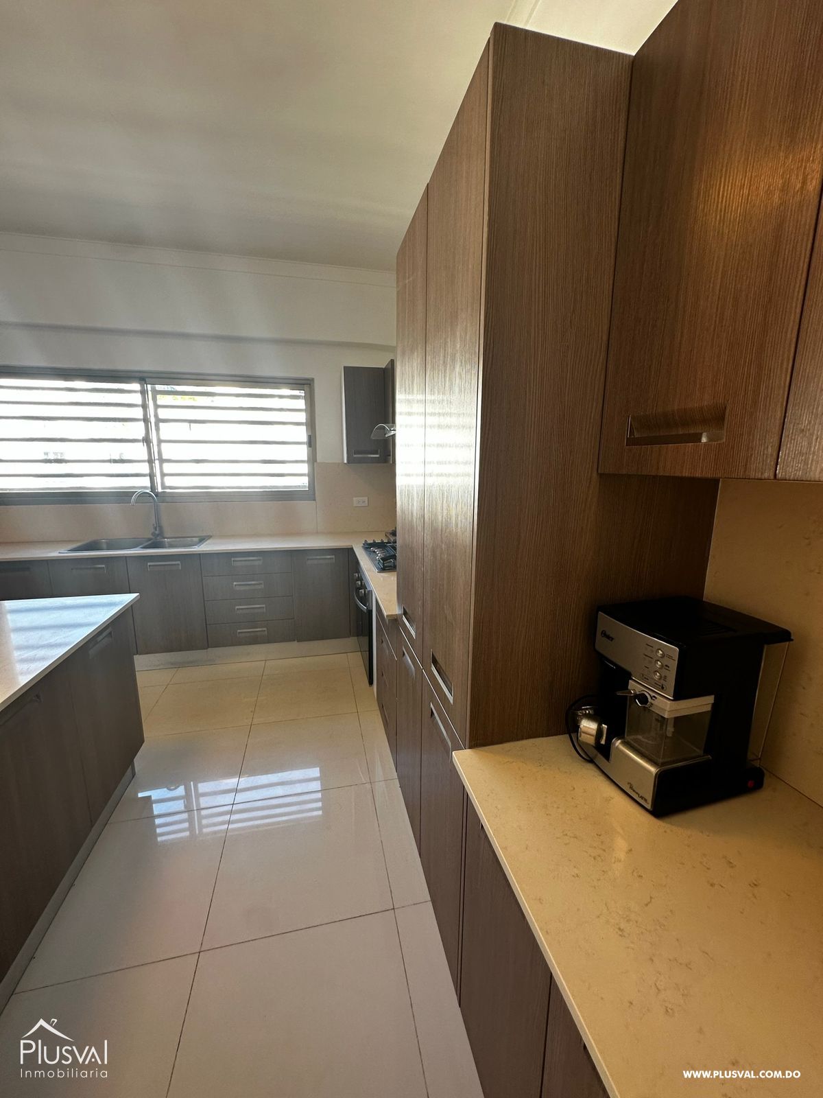 Residencia de lujo en Evaristo Morales. Amplio, privado y estratégicamente ubicado. 319276