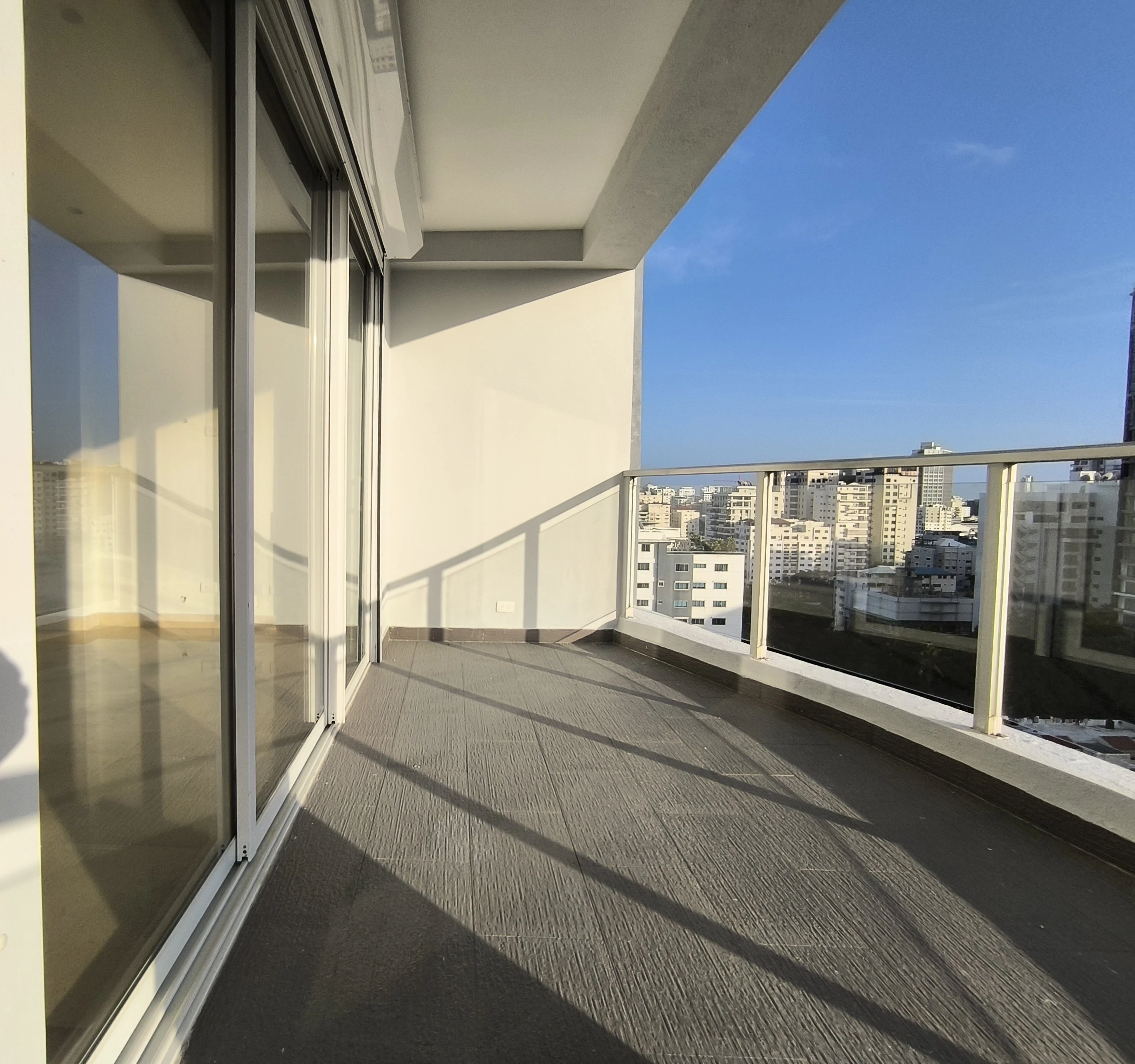 Amplio apartamento en alquiler con aires acondicionado y piscina en Piantini 440449