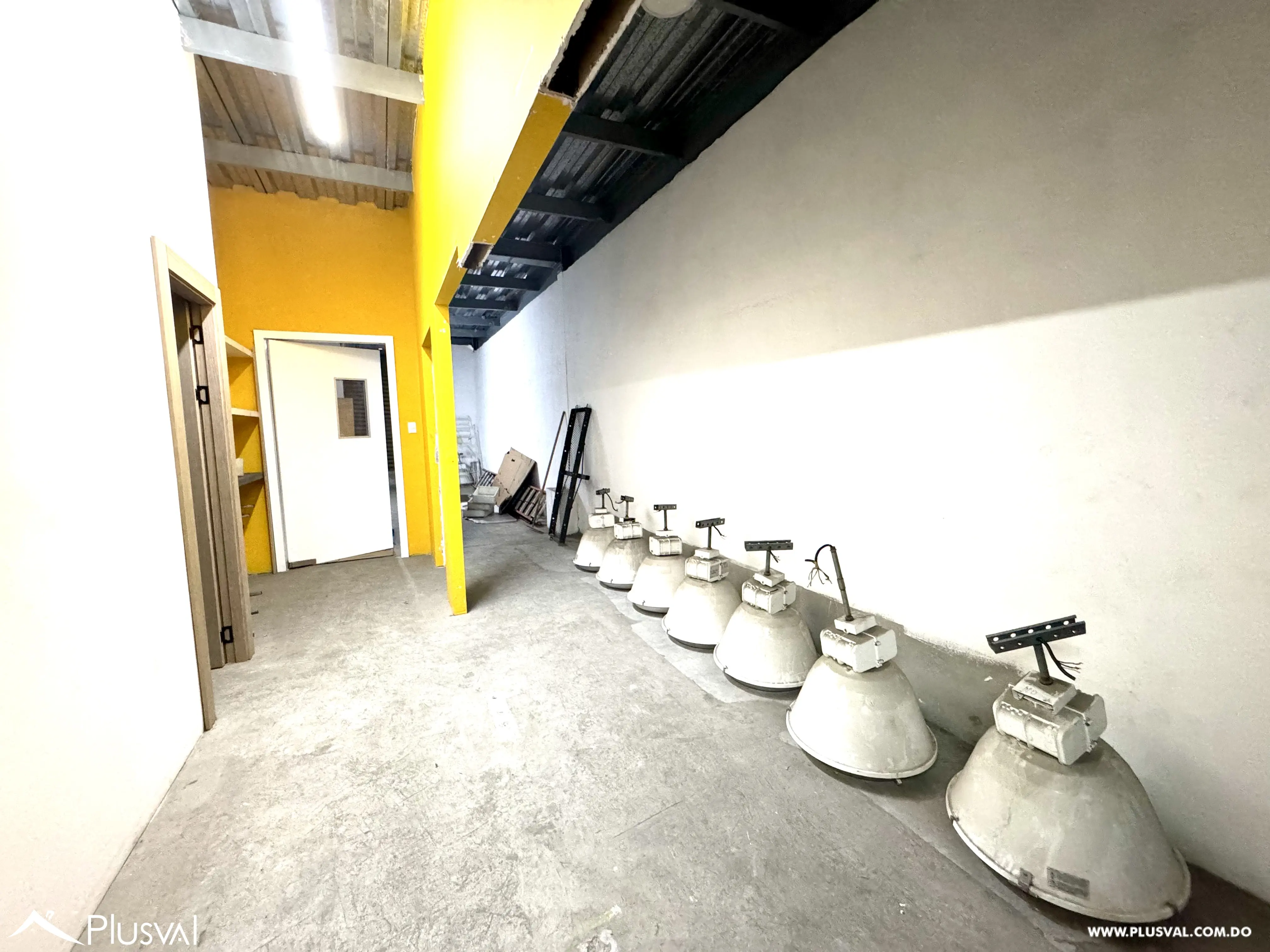 Alquilo Nave de 2 niveles  de 200 Mt2 en La Av. Isabel Aguiar 482818