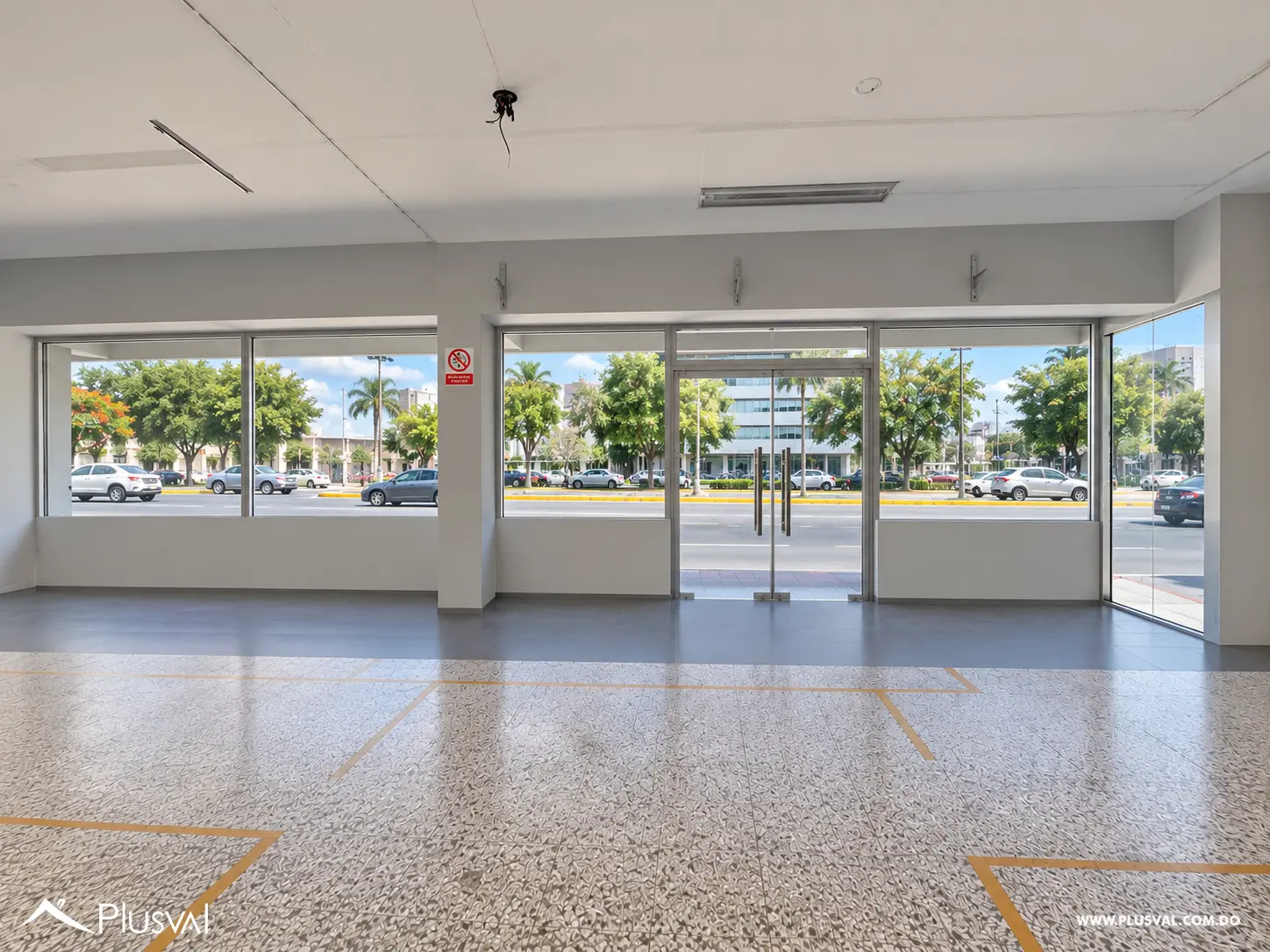 Alquilo Excelente Local en Primer Nivel en Evaristo Morales 526296