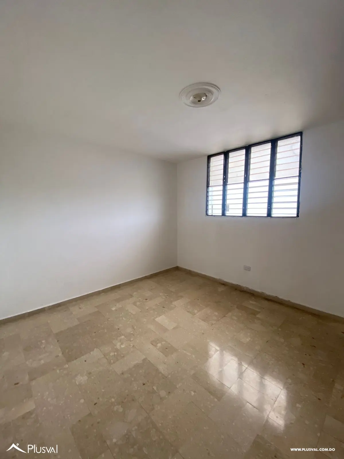 Apartamento en 3er Nivel Espacioso y en Alquiler en la Esmeralda, Santiago de los Caballeros 485355