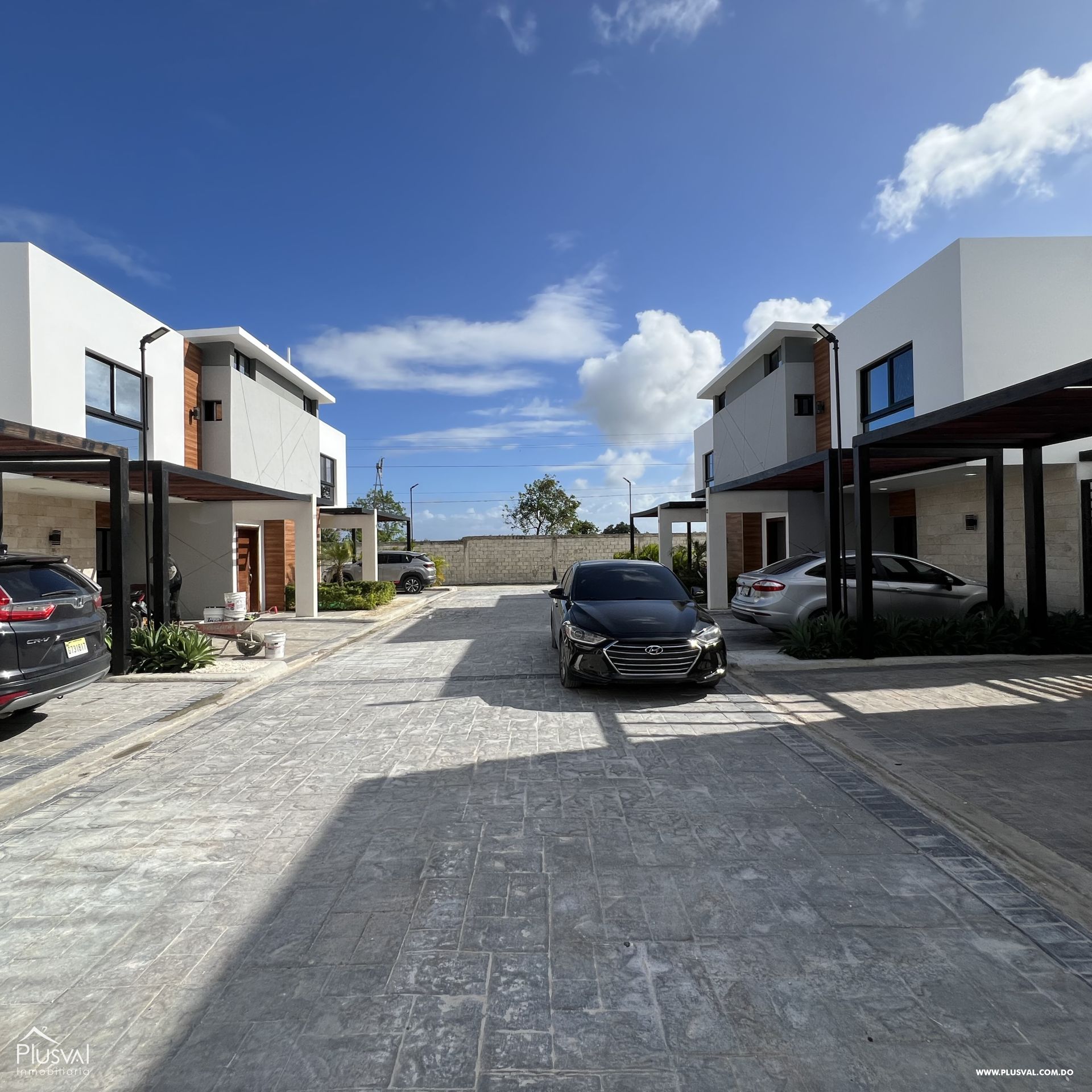 Venta de villa con patio y piscina 423519