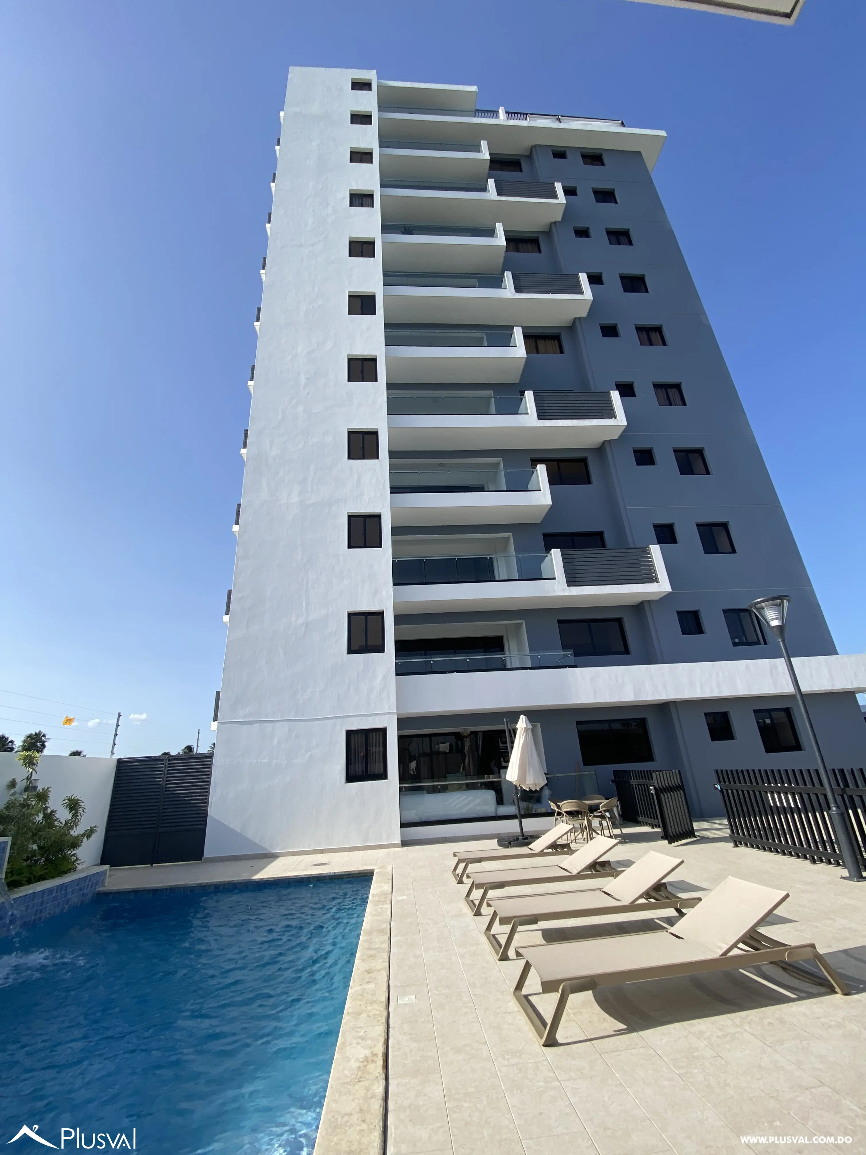 Apartamento en 4to nivel con ascensor, ubicado en una moderna torre próxima al Aeropuerto Internacional del Cibao, ideal para vivir o invertir. 518544