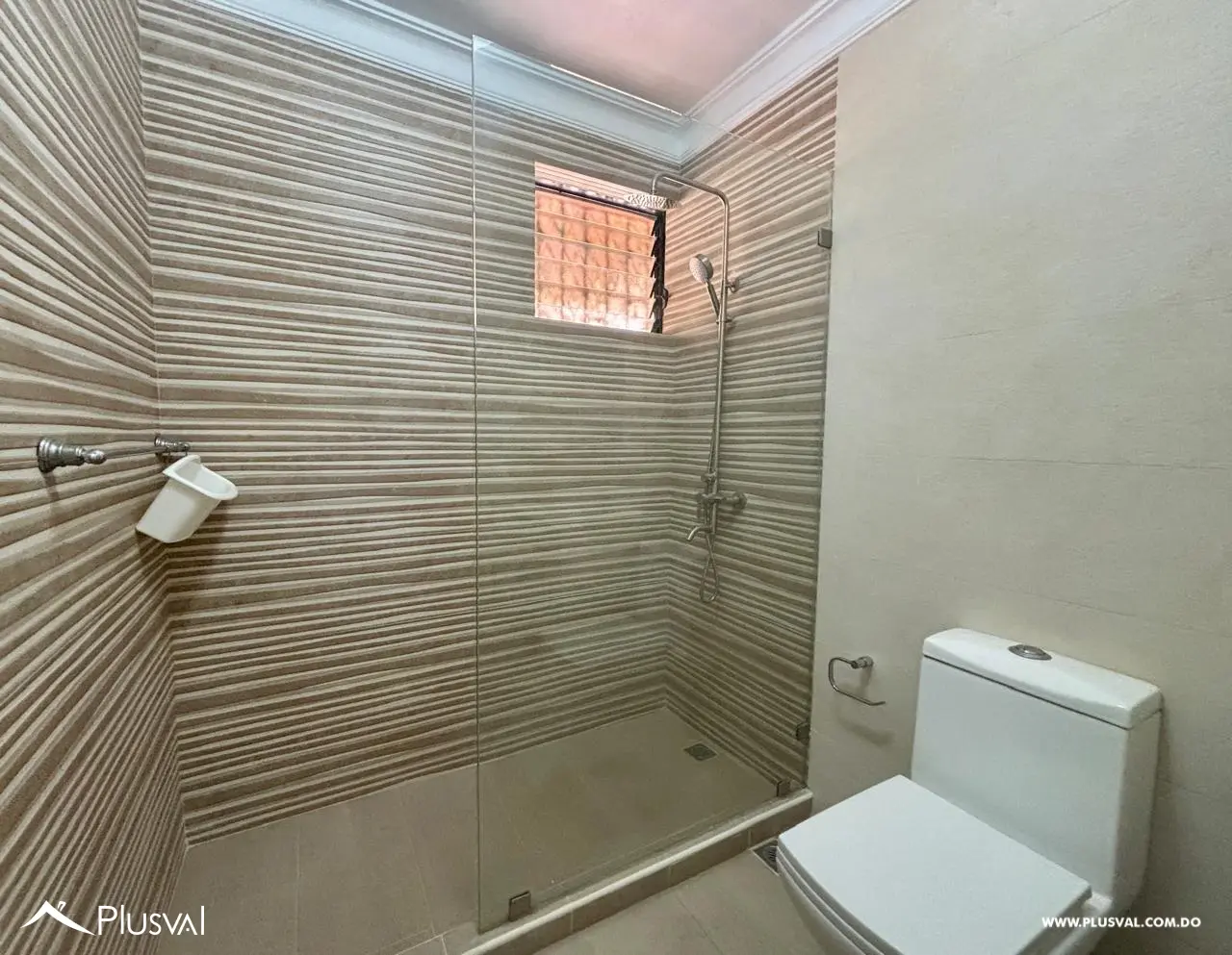 Amplio apartamento en alquiler, ubicado en Las Praderas. 526846