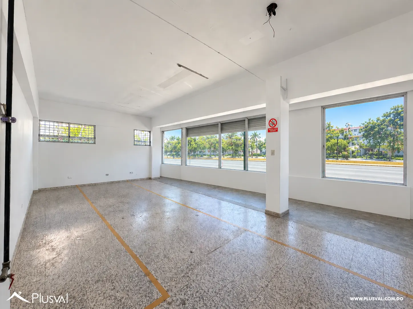 Alquilo Excelente Local en Primer Nivel en Evaristo Morales 526306