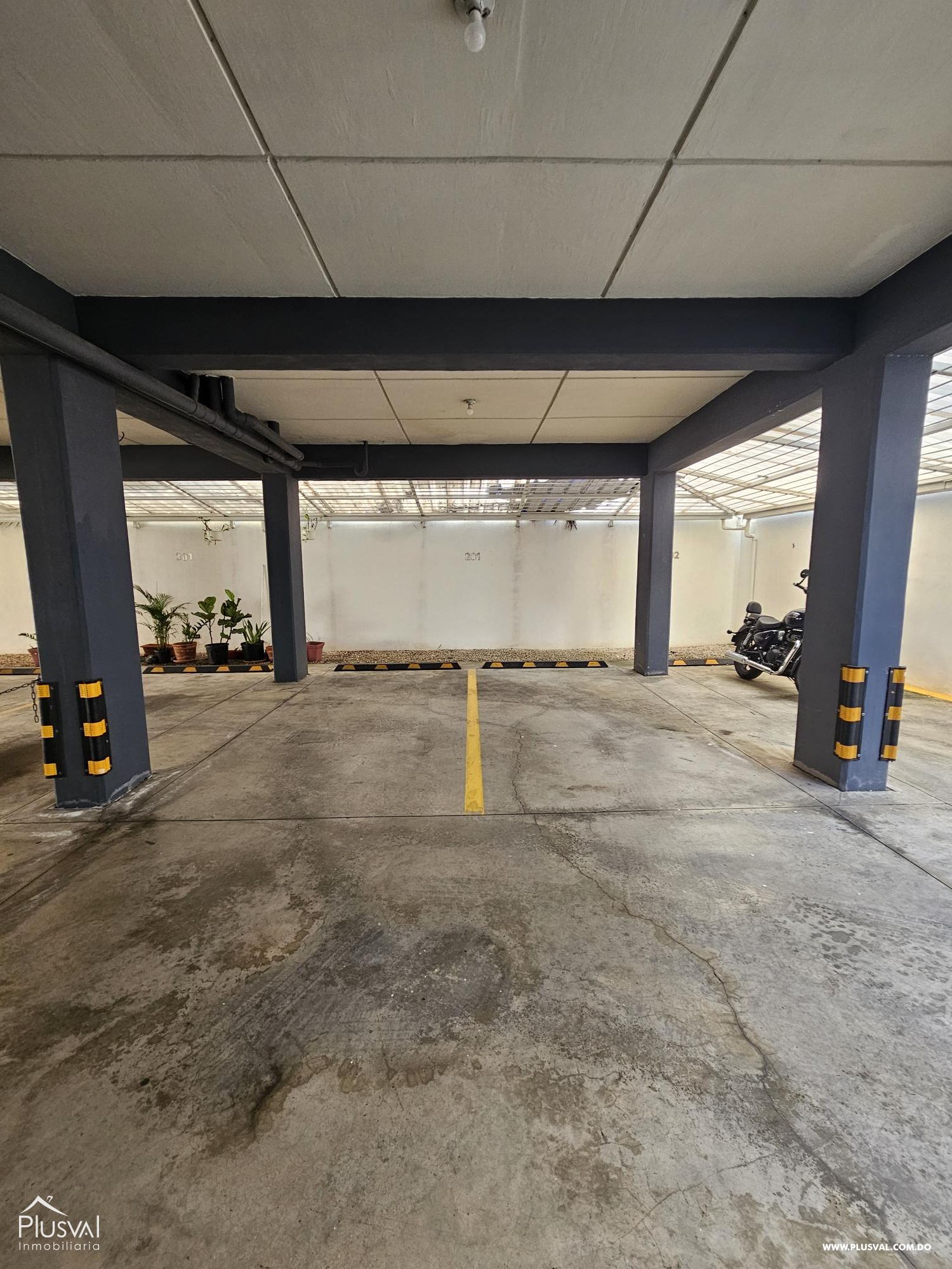 Amplio apartamento con balcón frontal en Urb. Real 473516