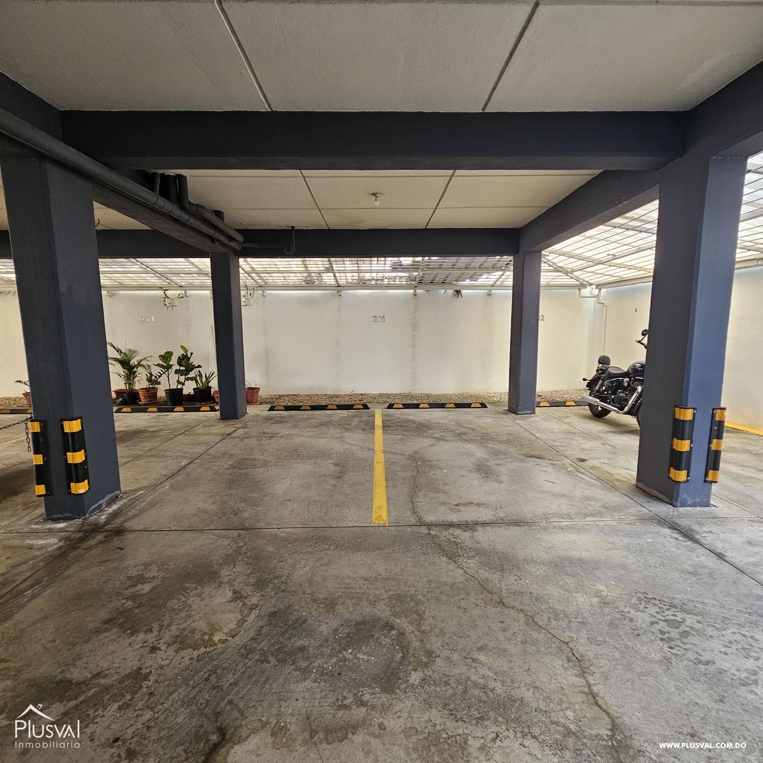 Amplio apartamento con balcón frontal en Urb. Real 473516