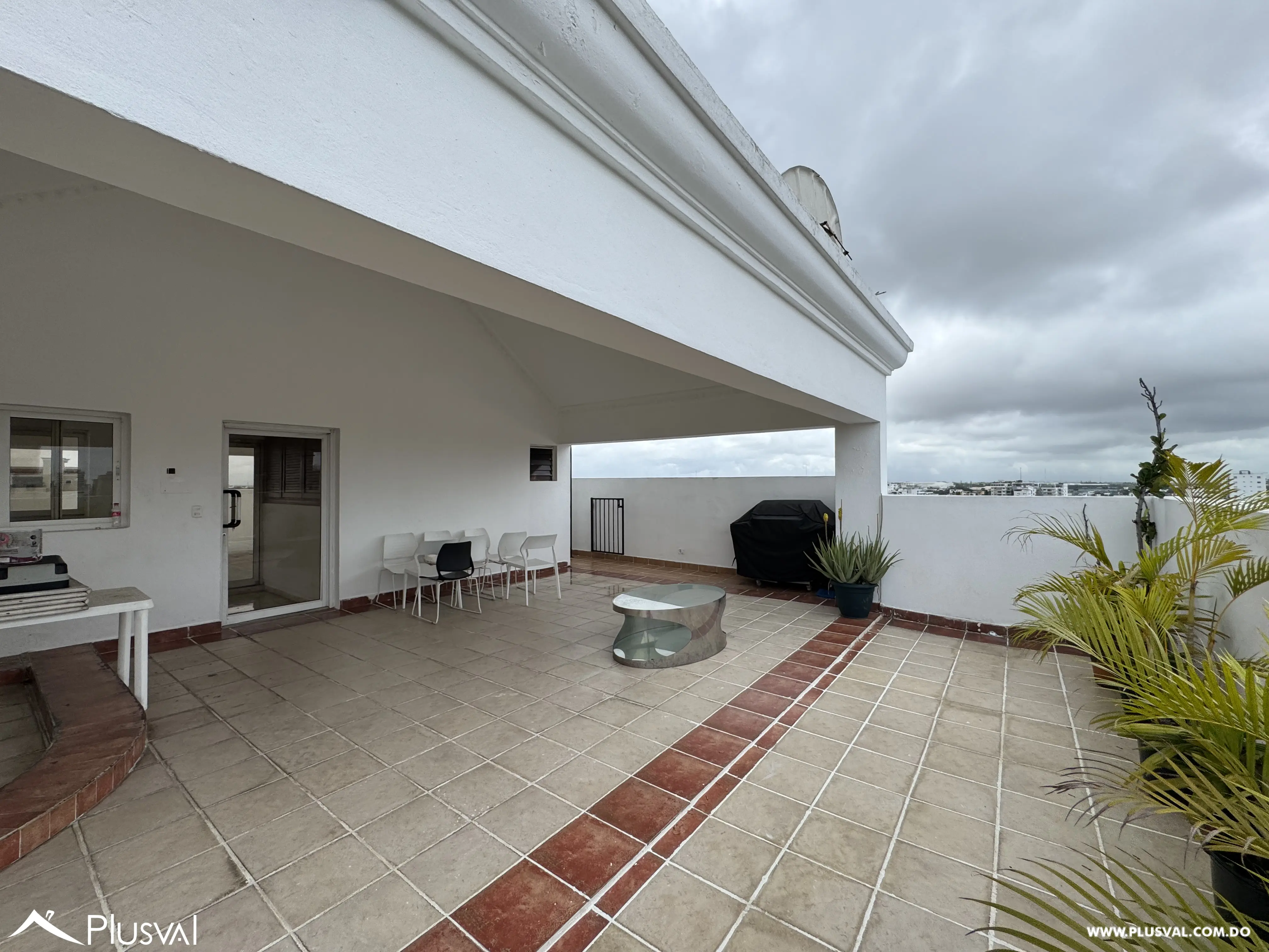 Apartamento en venta en Evaristo Morales | 3 habitaciones con baño, 2 parqueos, piso alto 498303