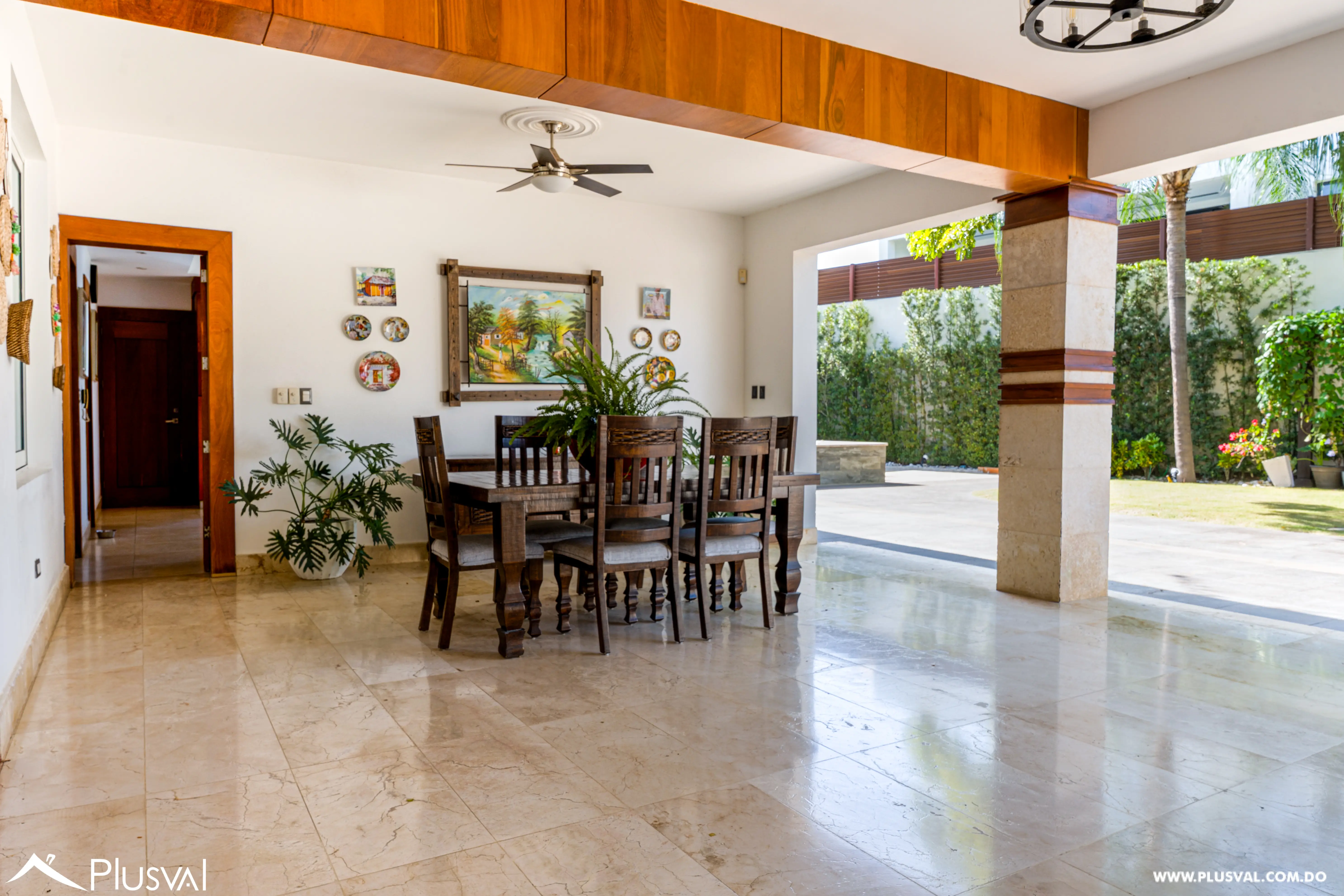 Exclusiva Casa de Dos Niveles en Venta con Piscina y Patio 522159