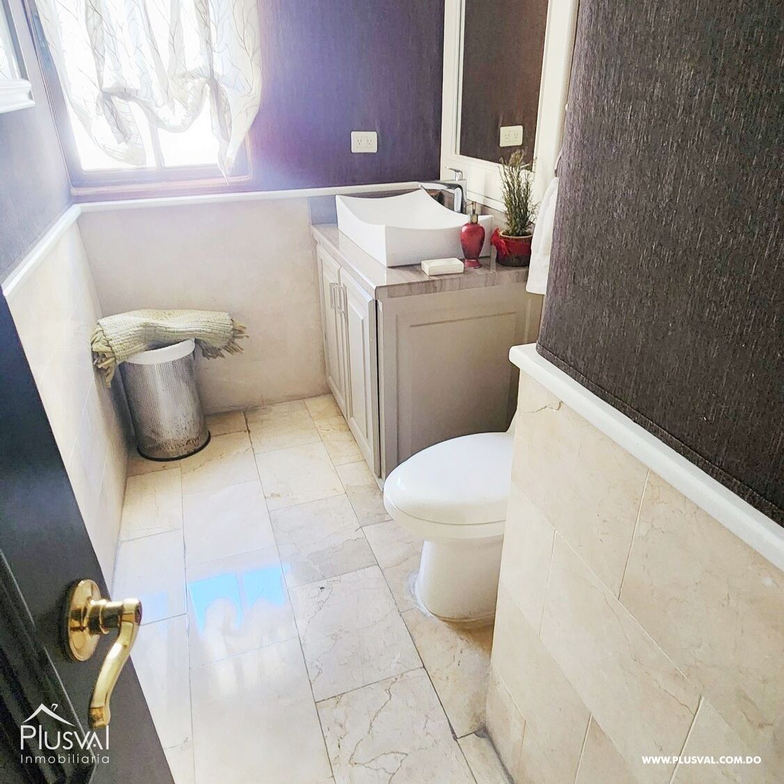 Se alquila  vacio Amplio apartamento clásico de dos niveles en Naco 360400