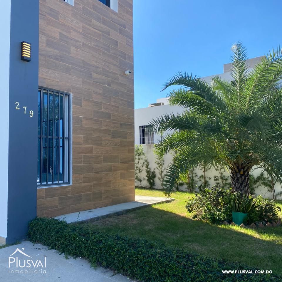 Casa Moderna de Dos Niveles en Complejo Cerrado con Diseño Funcional y Patio 483959