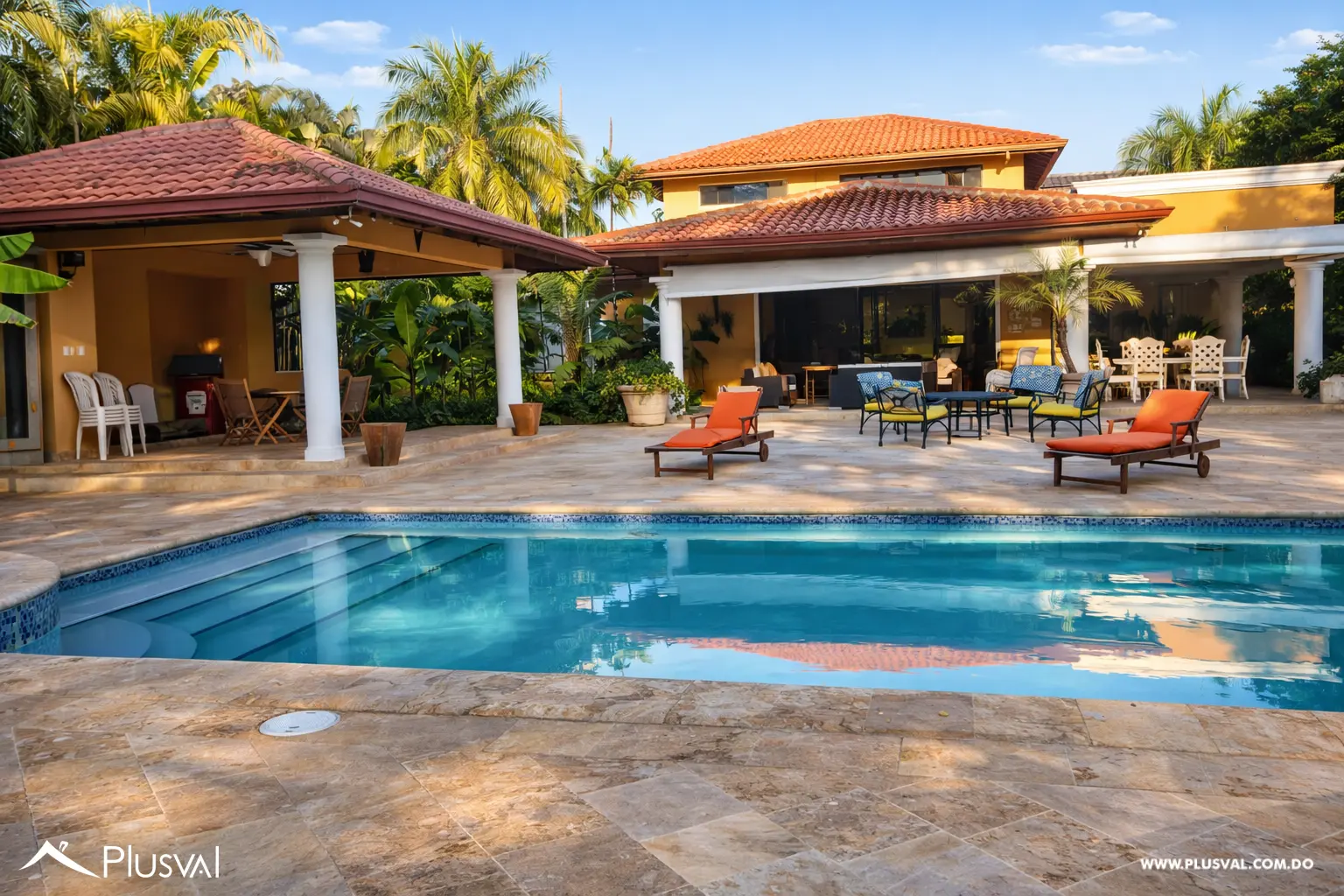 Villa en venta en metro Country Club con piscina privada y vista al campo de golf 490118