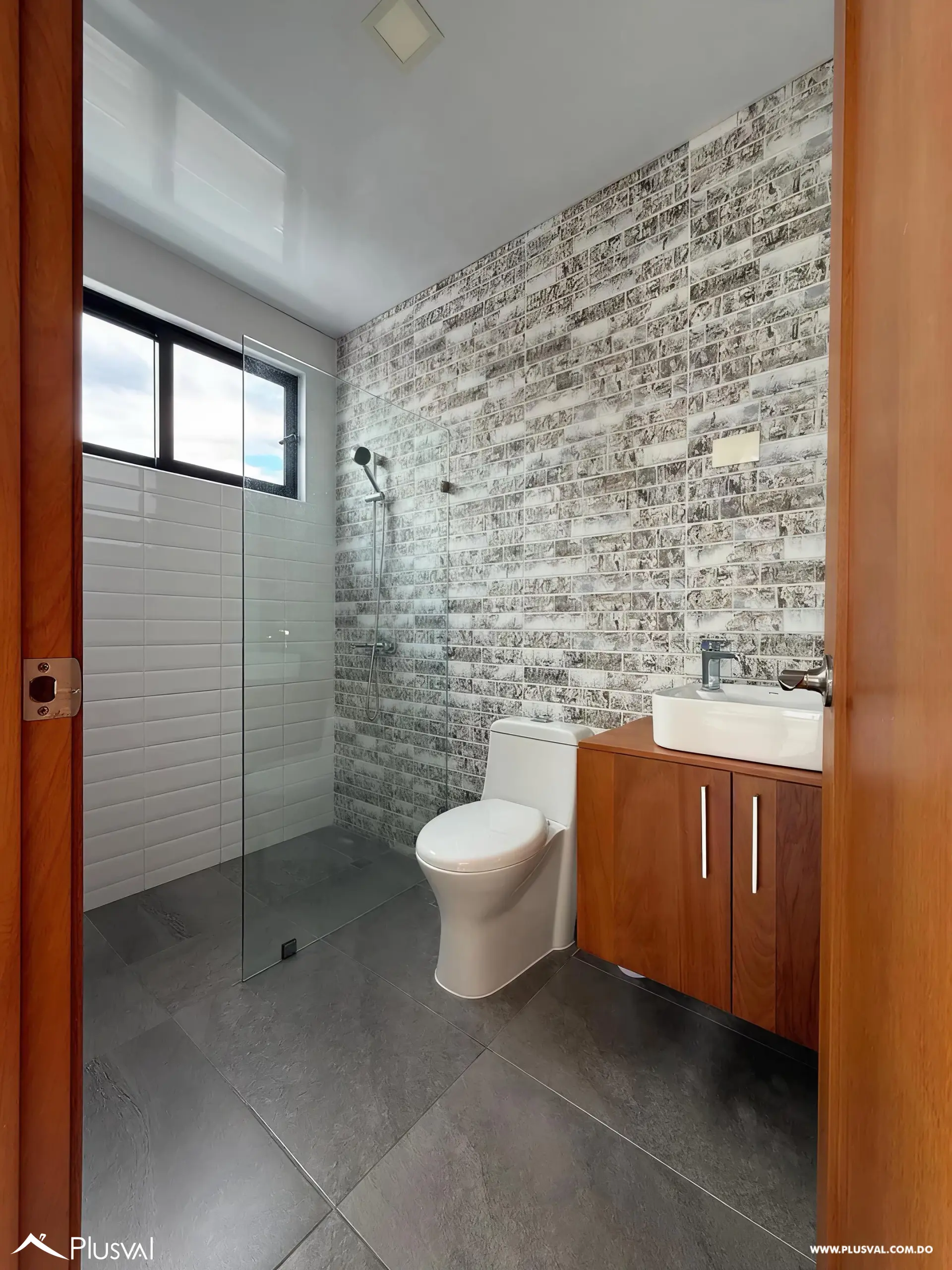 Amplio apartamento en Villa Olga, diseñado con una excelente distribución y abundante luz natural. 510778