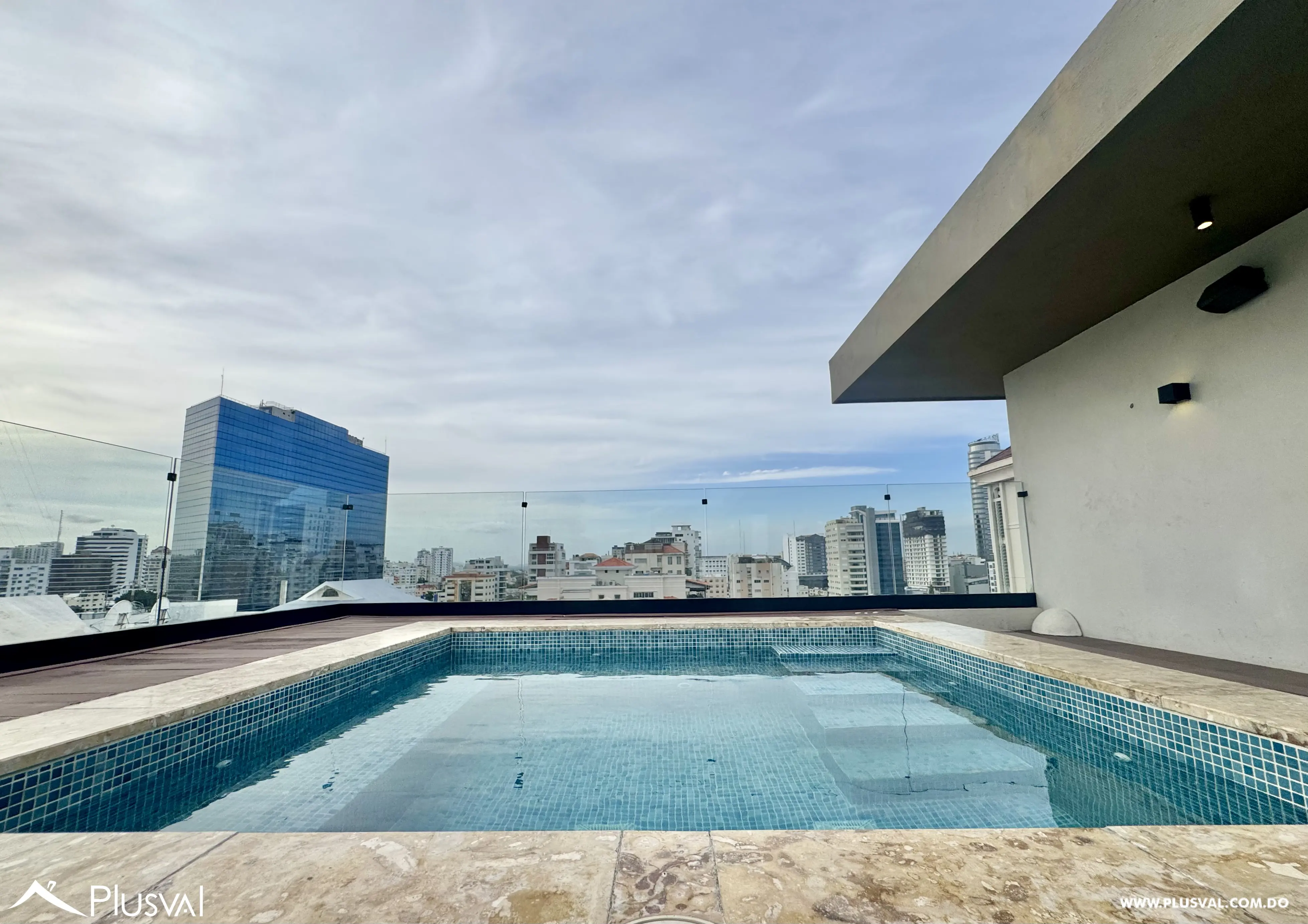 Alquilo Maravilloso Apartamento en  Piso Alto en el Corazon de Naco 527540