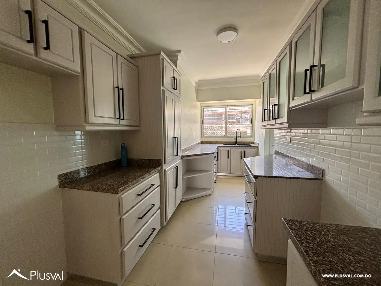 Amplio apartamento con terraza en venta en Evaristo Morales 517776