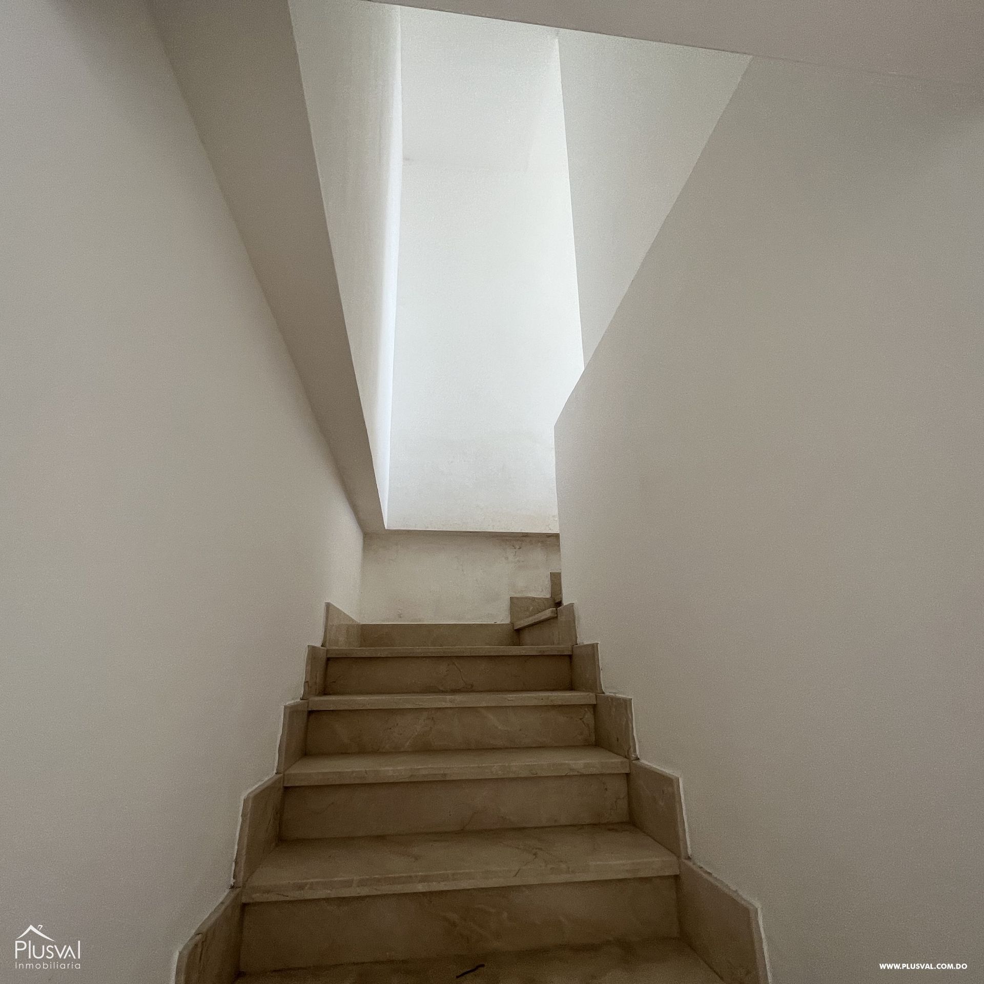 Venta de apartamento de 3 habitaciones en el sector de Evaristo Morales 293894