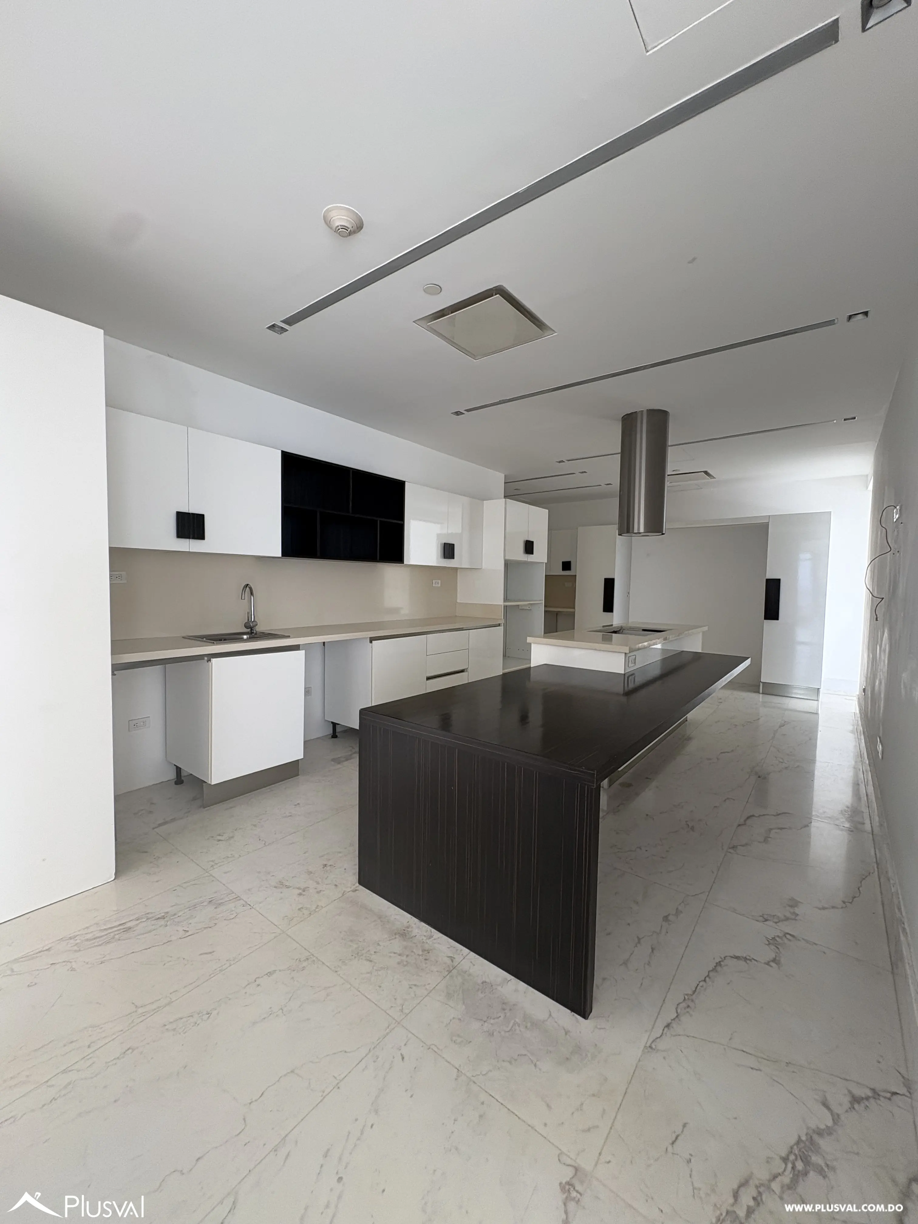 Lujoso apartamento en venta en plena Anacaona en piso alto 482000