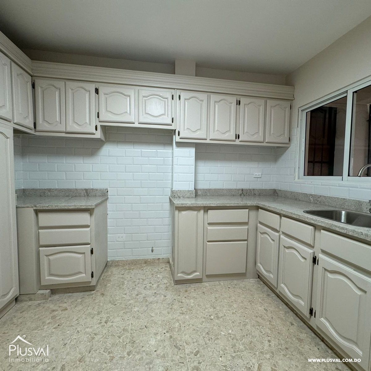 Clásico apartamento en alquiler en Naco.  Recién remodelado completamente, excelentes vecinos. 376996