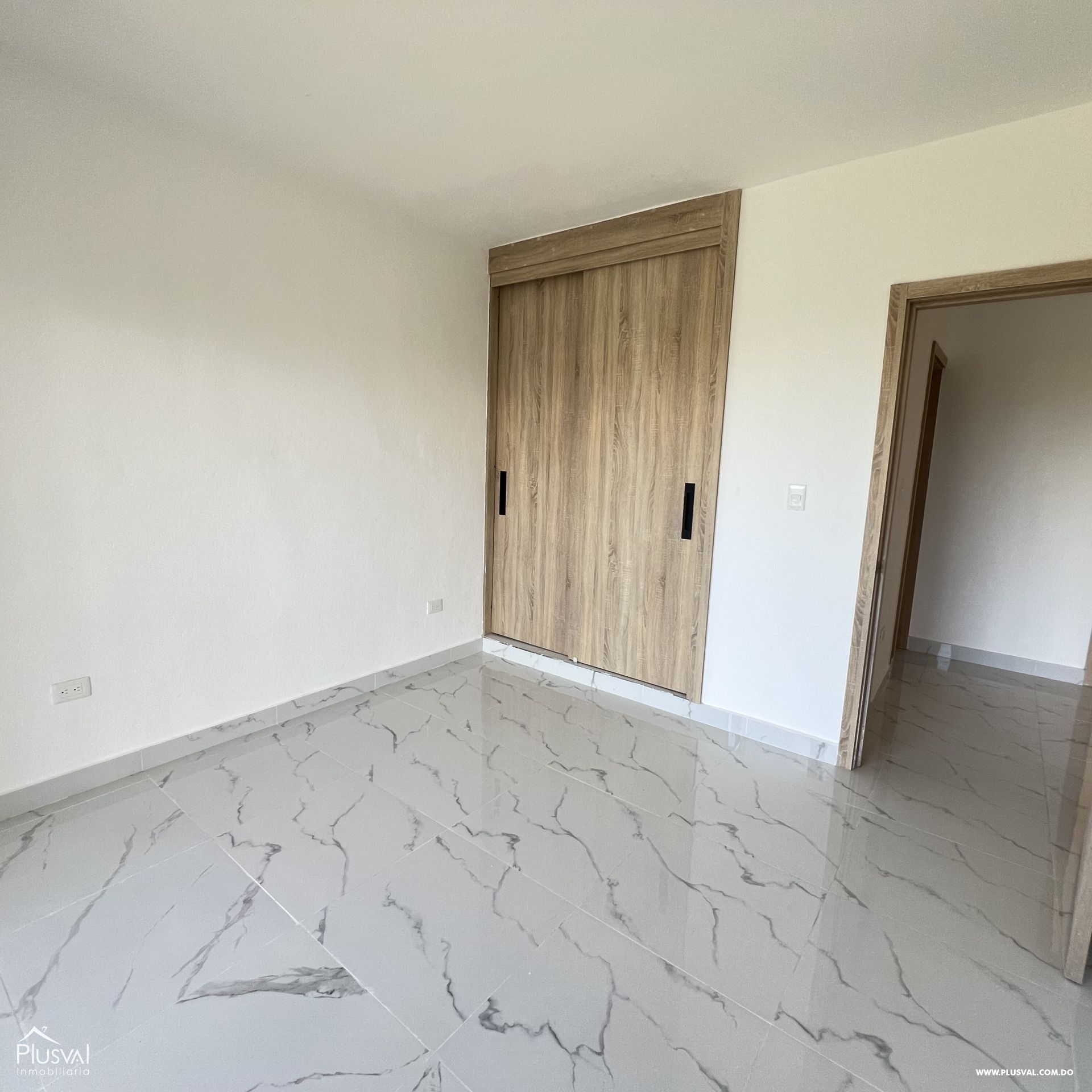 Venta de villa con patio y piscina 423514