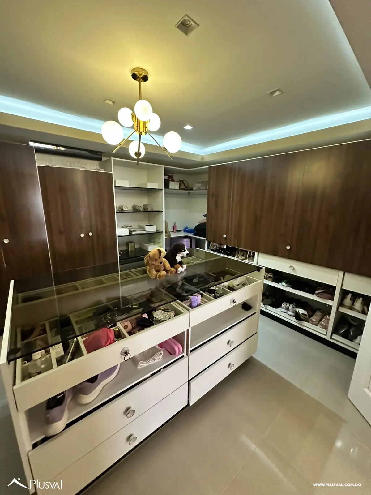 San Isidro - Venta casa de 2 niveles con amplios espacios y patio 529816