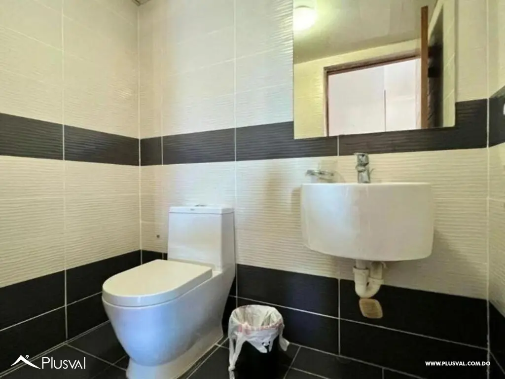 Se alquila amplio apartamento de 3 habitaciones y 2 parqueos. 469417