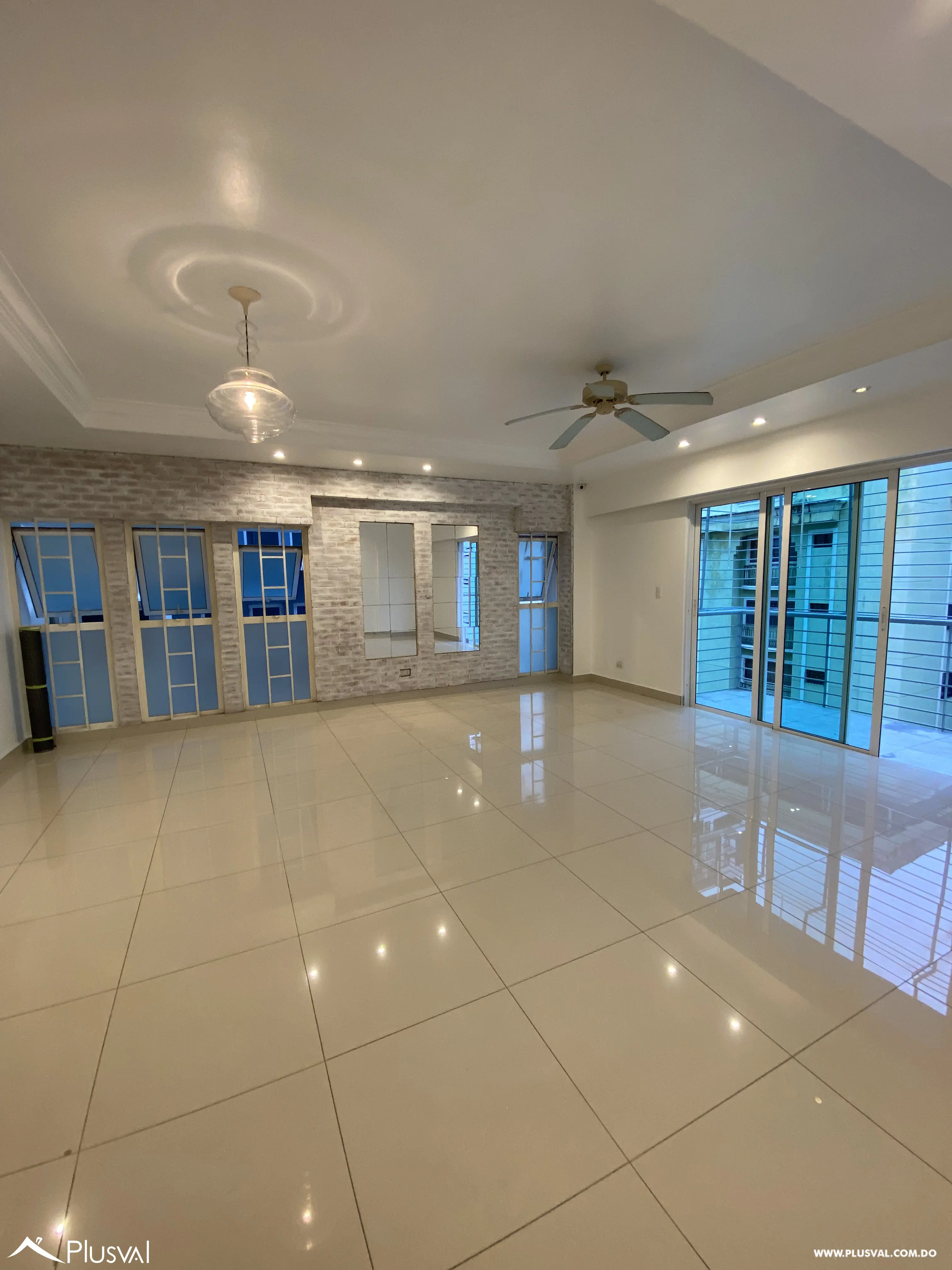 Se alquila amplio apartamento en Serralles. 469167