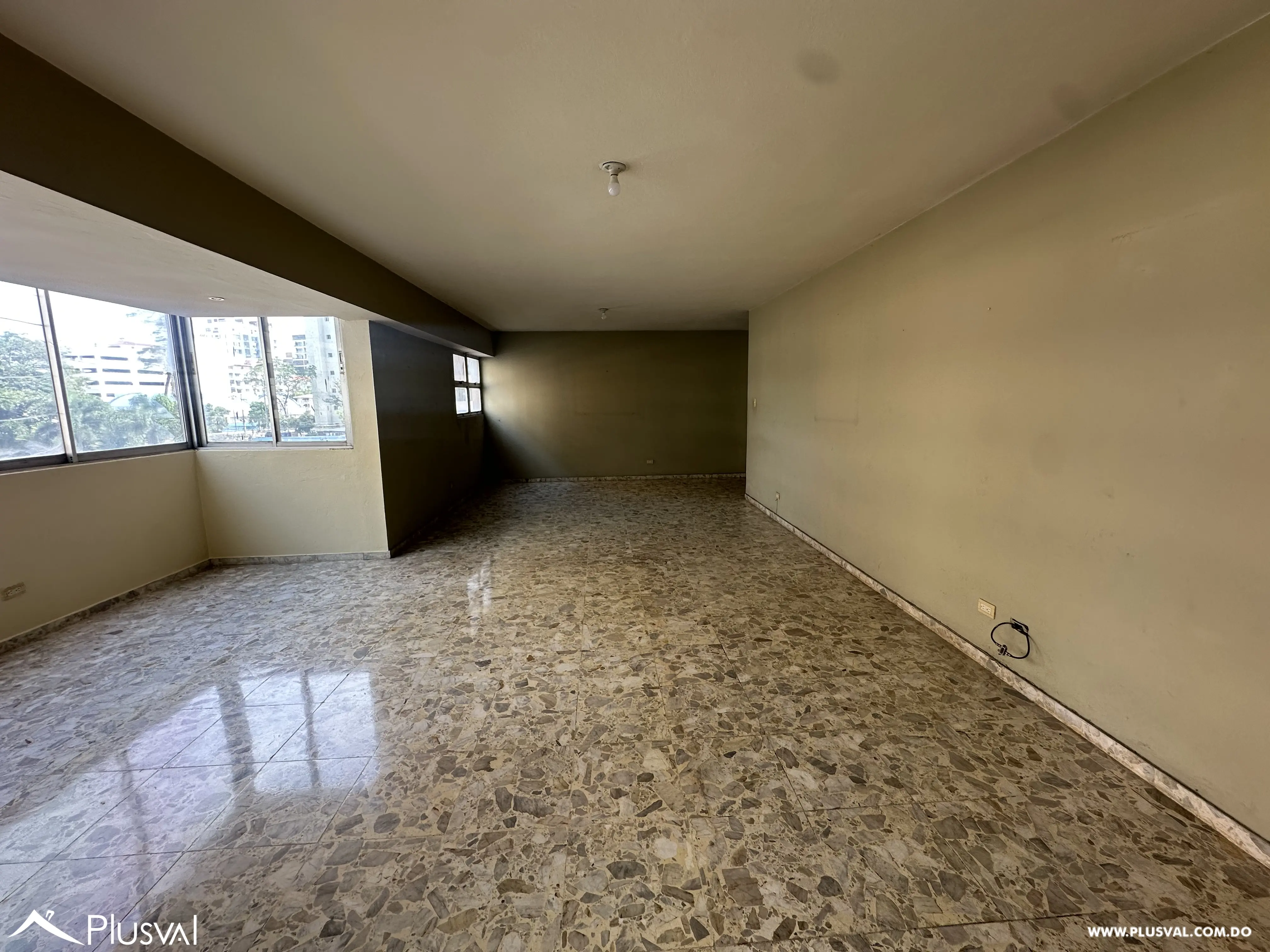 Venta de amplio apartamento, en Naco. 490296
