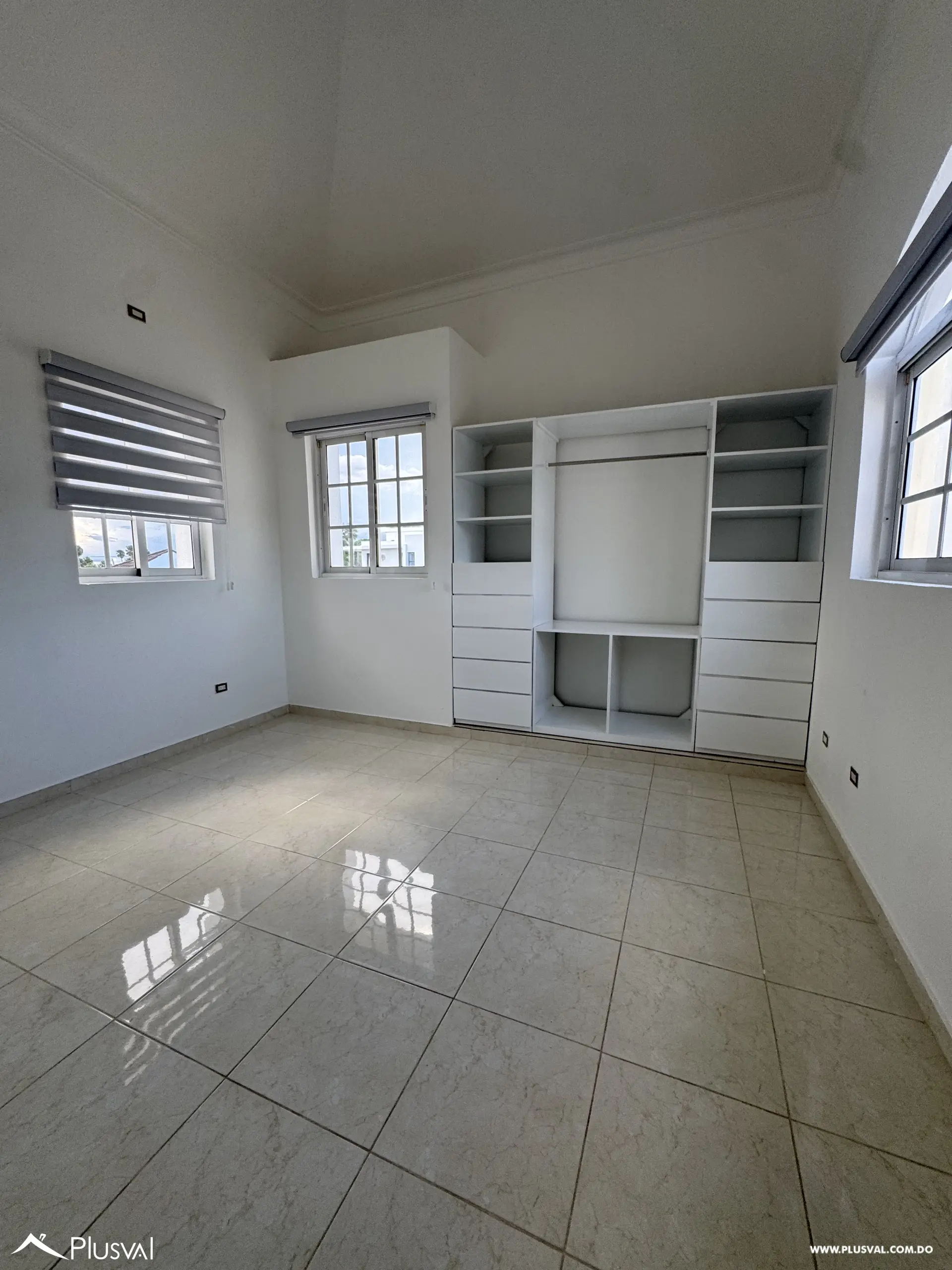 Casa de Dos Niveles en Alquiler en Exclusivo Complejo Habitacional Privado 528712