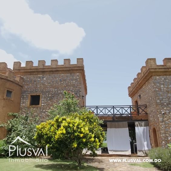Encantador Castillo de Estilo Medieval con Vista al Mar 420961