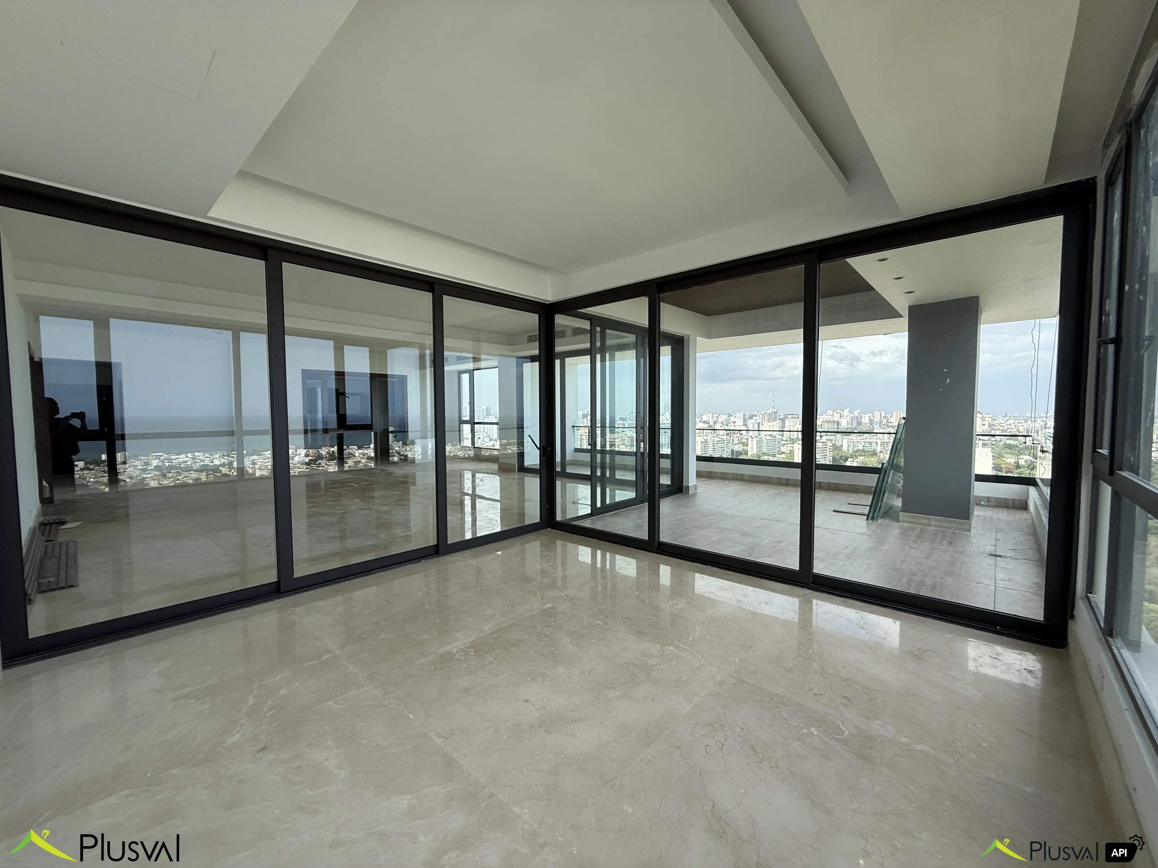 Apartamento de Lujo en Alquiler – 3 Habitaciones + Estudio con 4 Parqueos y Vista al Mar en la Ave. Anacaona 450087