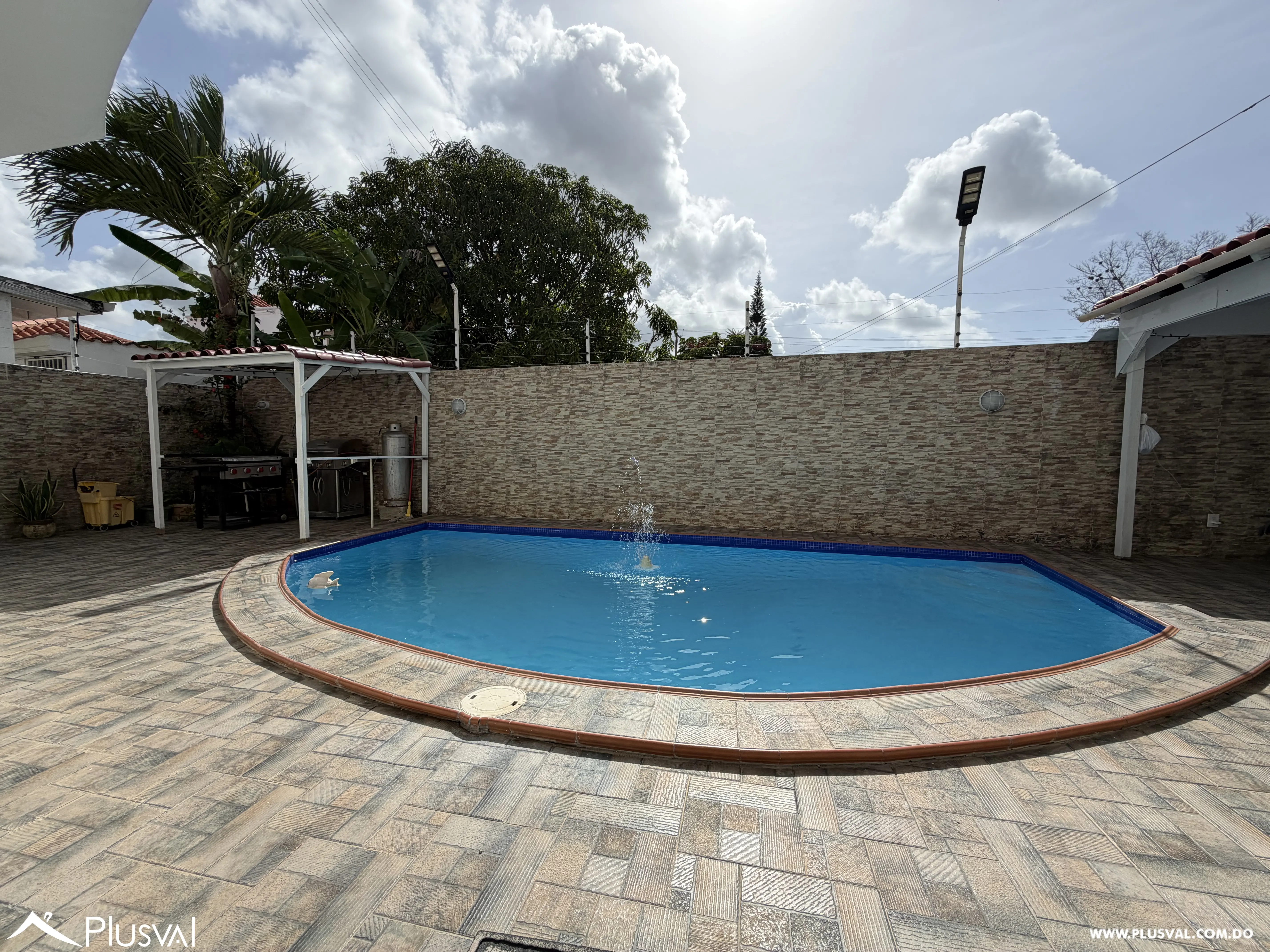 Casa de 3 Niveles con Piscina y Área Social en Juan Dolio 513219