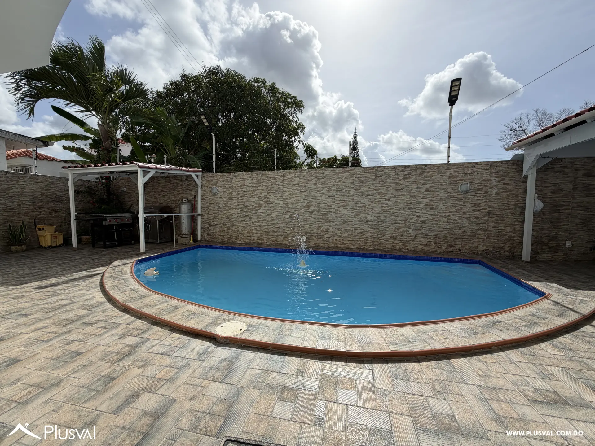 Casa de 3 Niveles con Piscina y Área Social en Juan Dolio 513219