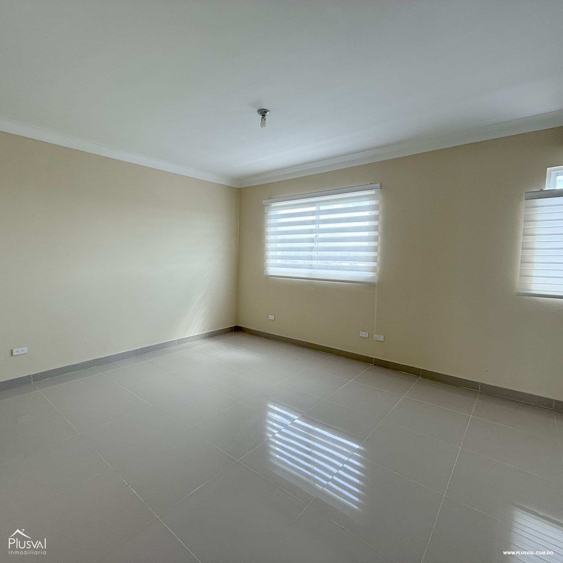Venta de apartamento en Exclusiva Área de Santiago con parqueos techados. 397813