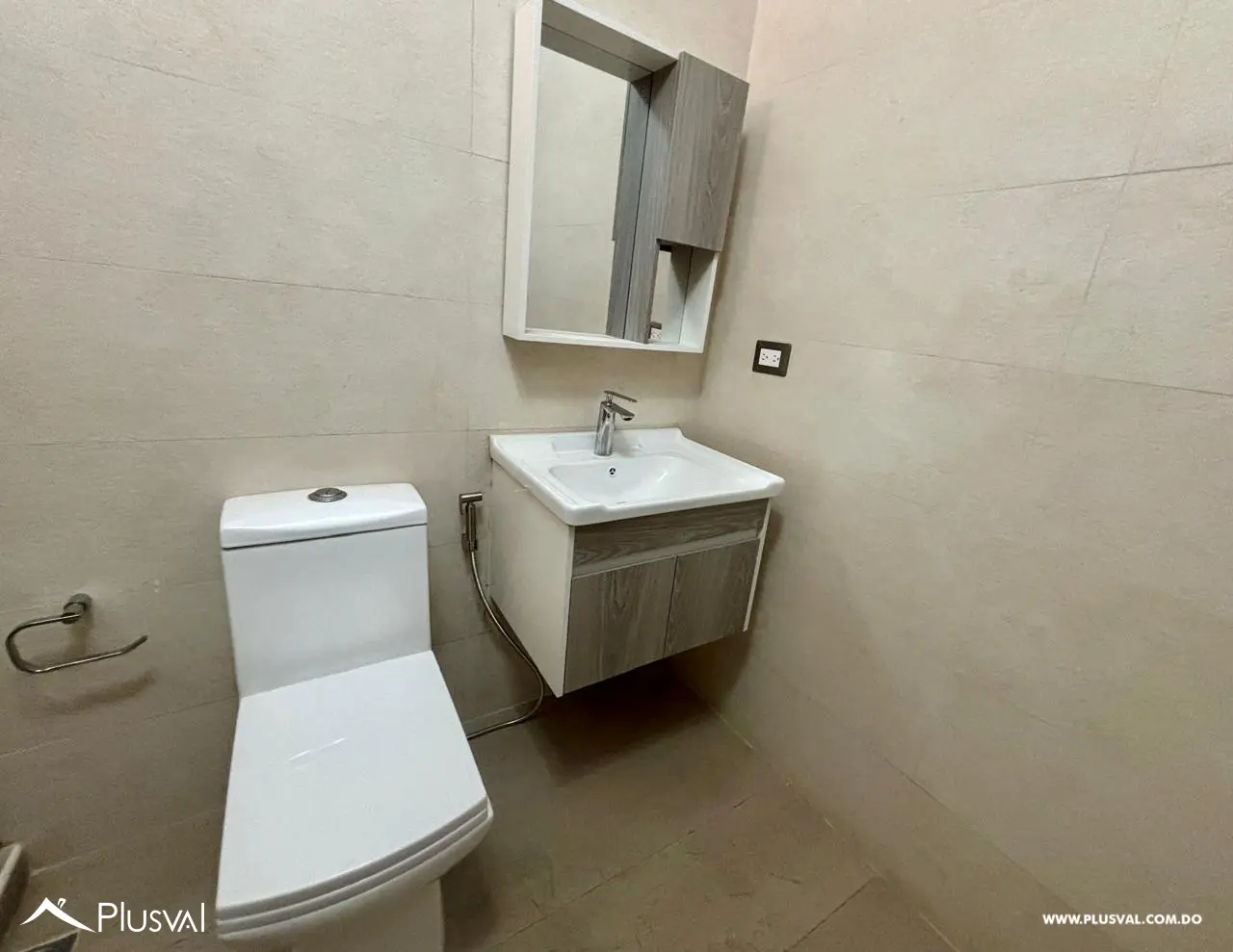 Amplio apartamento en alquiler, ubicado en Las Praderas. 526847