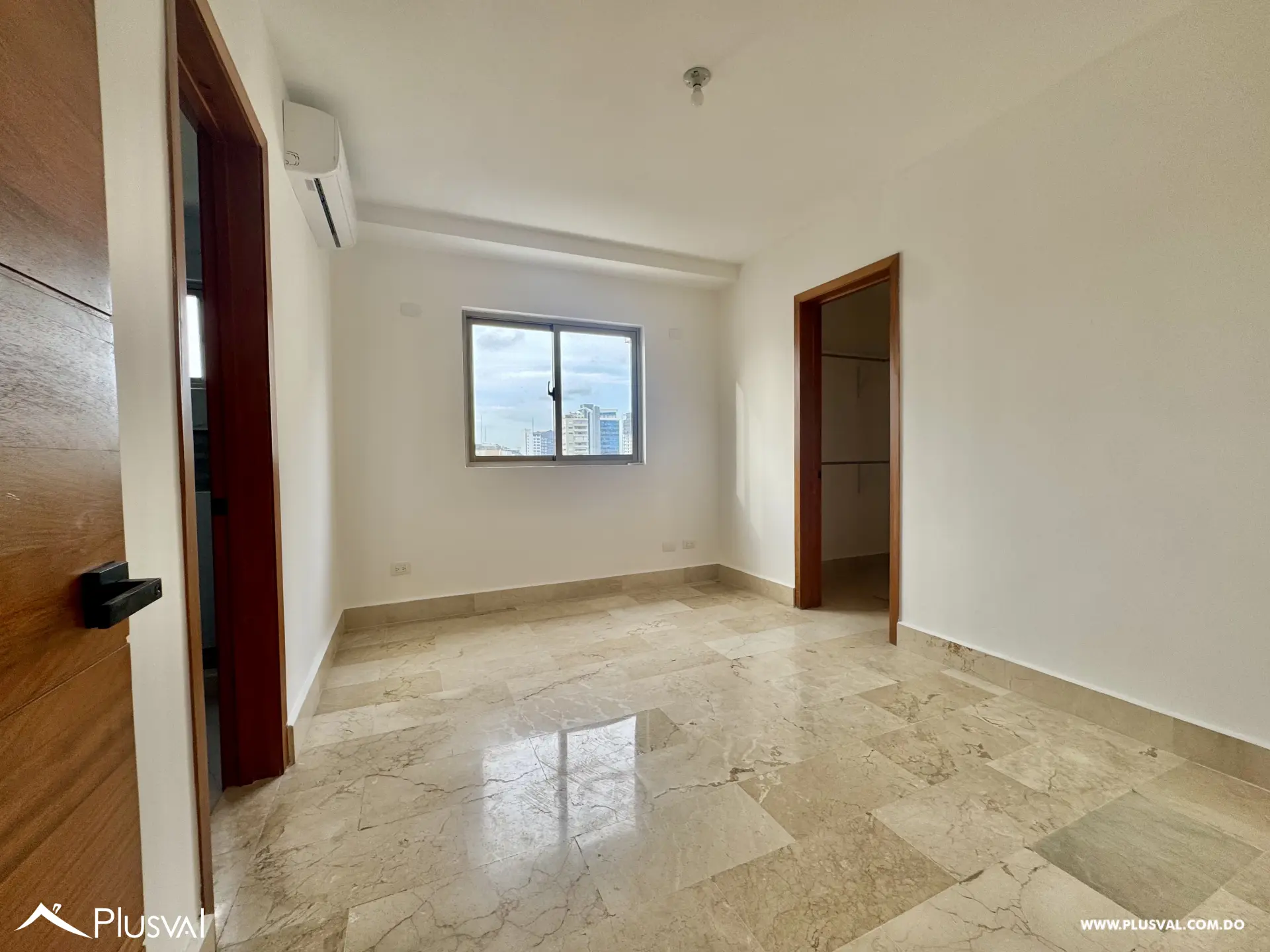 Alquilo Maravilloso Apartamento en  Piso Alto en el Corazon de Naco 527534